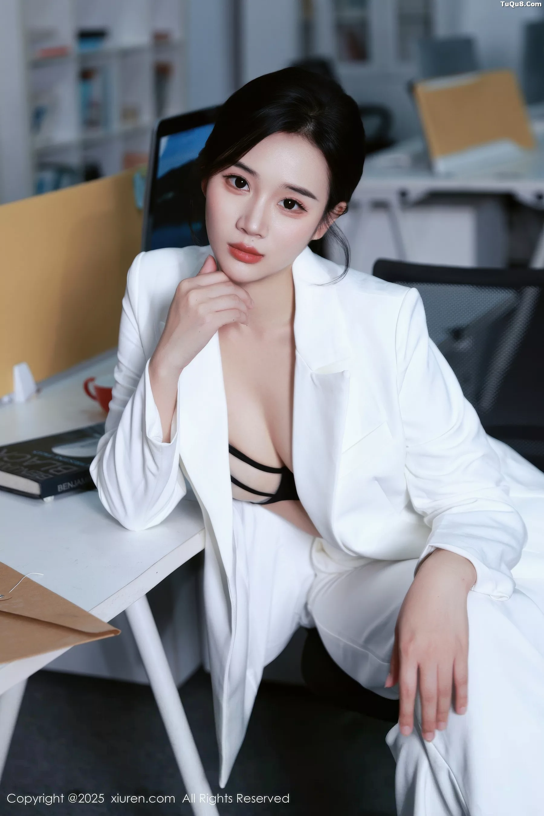   [XiuRen]高清写真图 2025.10.24 No.10908 南乔 开档黑丝第9张图片