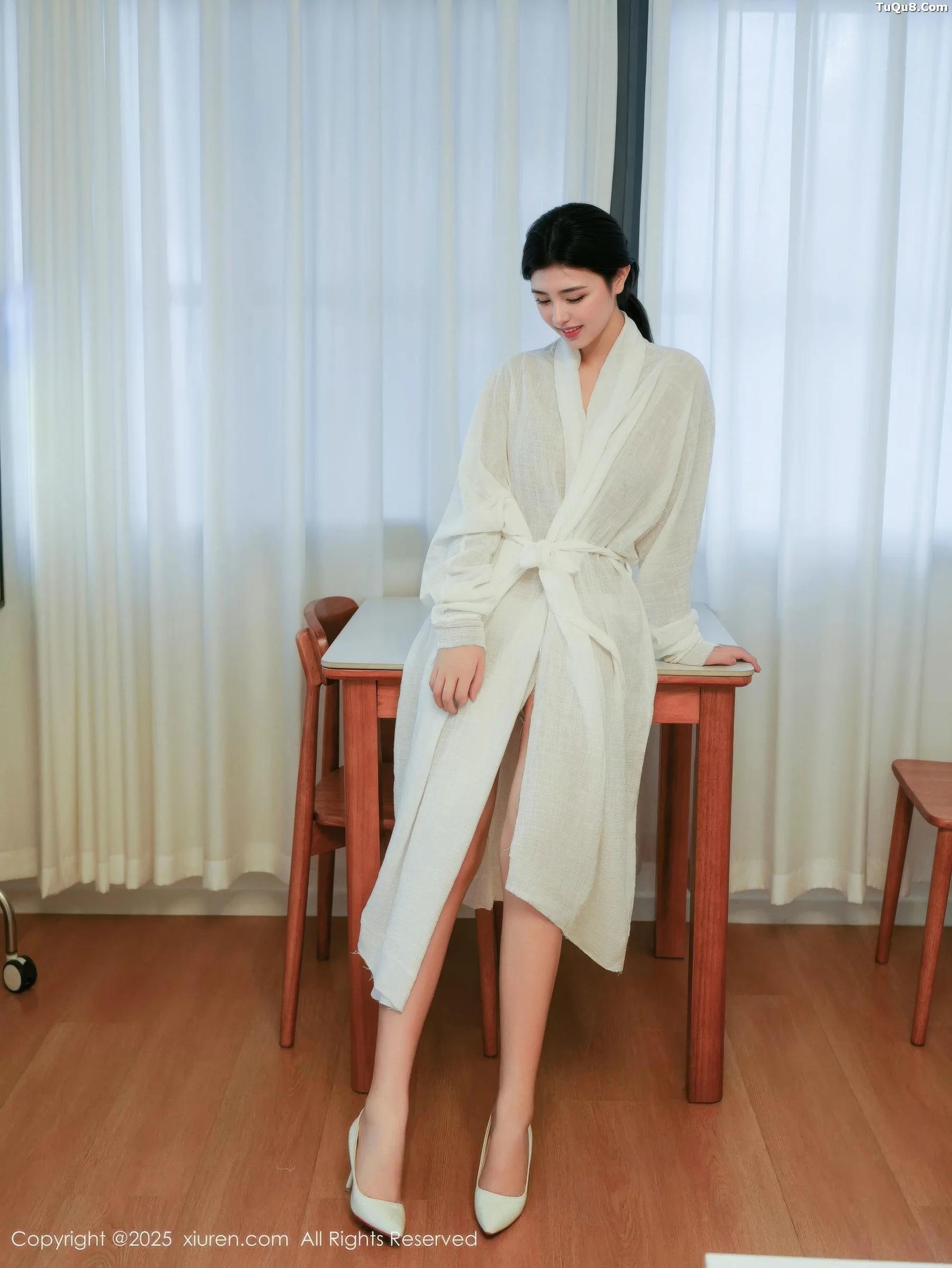   [XiuRen]高清写真图 2025.10.29 No.10920 林悦溪儿 白色浴袍第5张图片