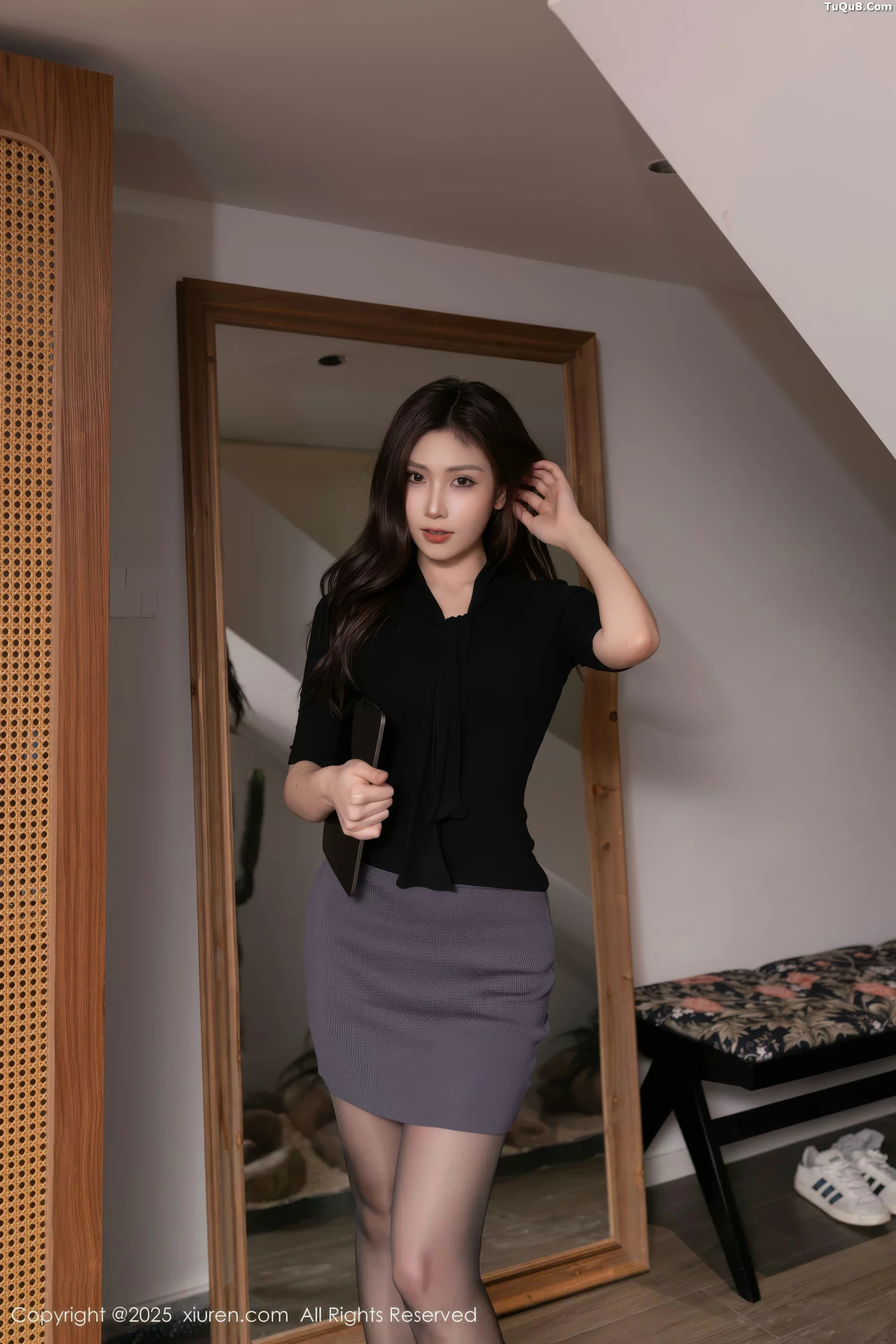   [XiuRen]高清写真图 2025.10.30 No.10930 刘婷婷 OL服饰第3张图片