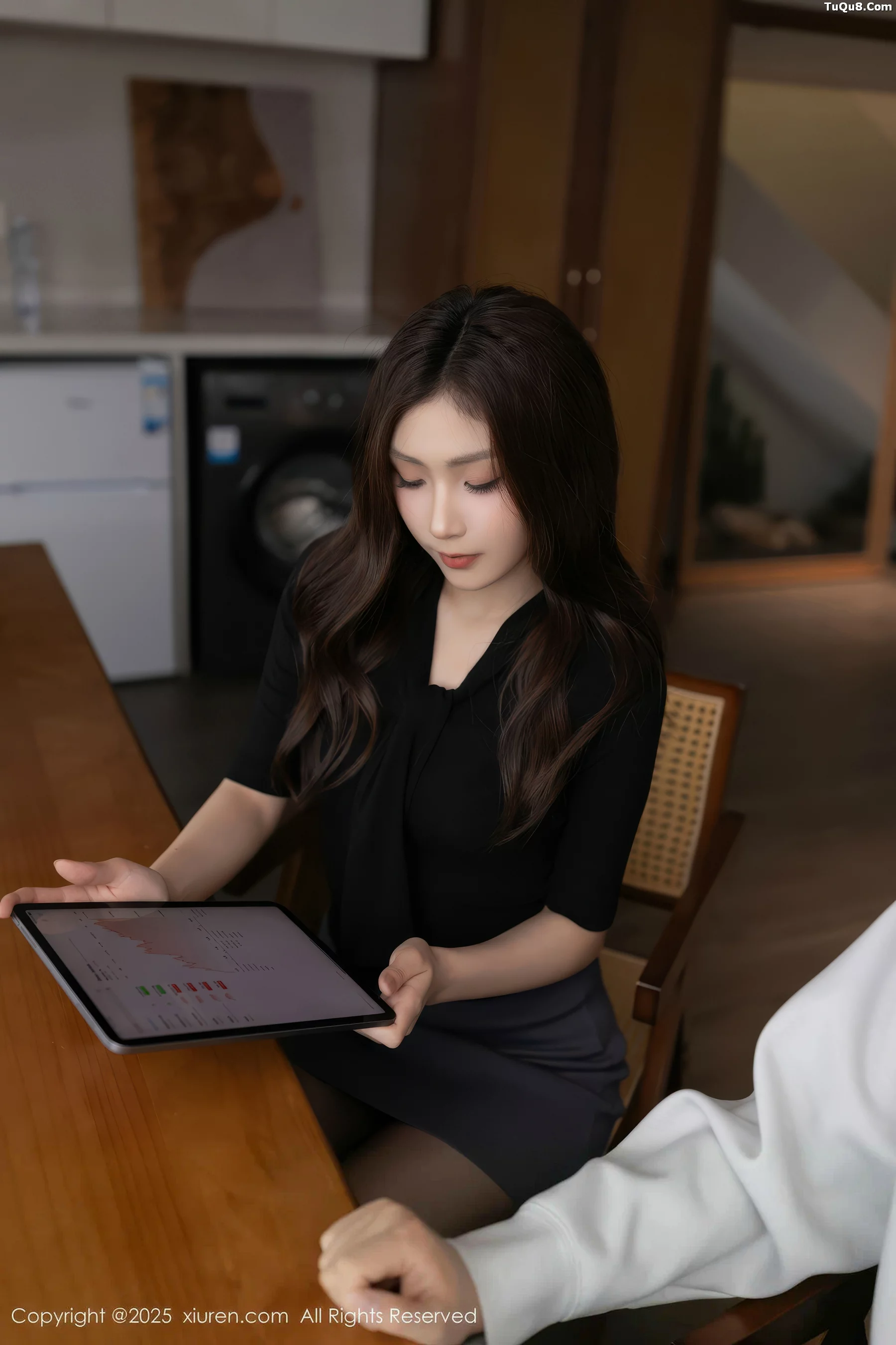   [XiuRen]高清写真图 2025.10.30 No.10930 刘婷婷 OL服饰第8张图片