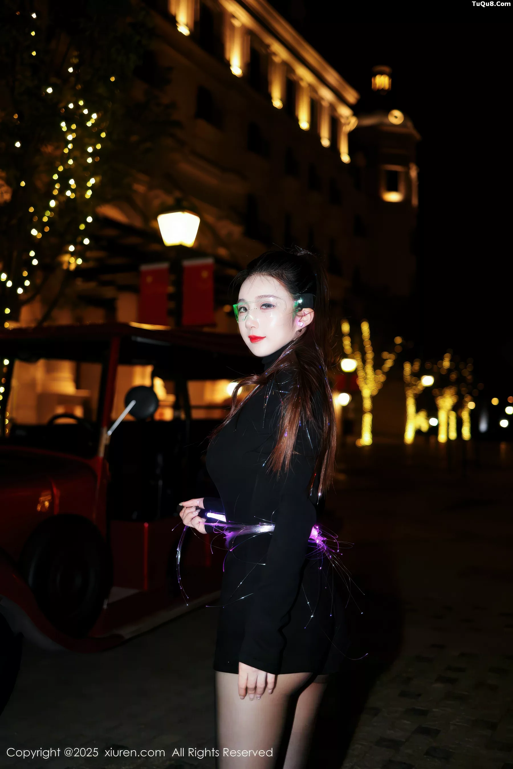   [XiuRen]高清写真图 2025.10.31 No.10936 小肉肉咪 性感制服第2张图片