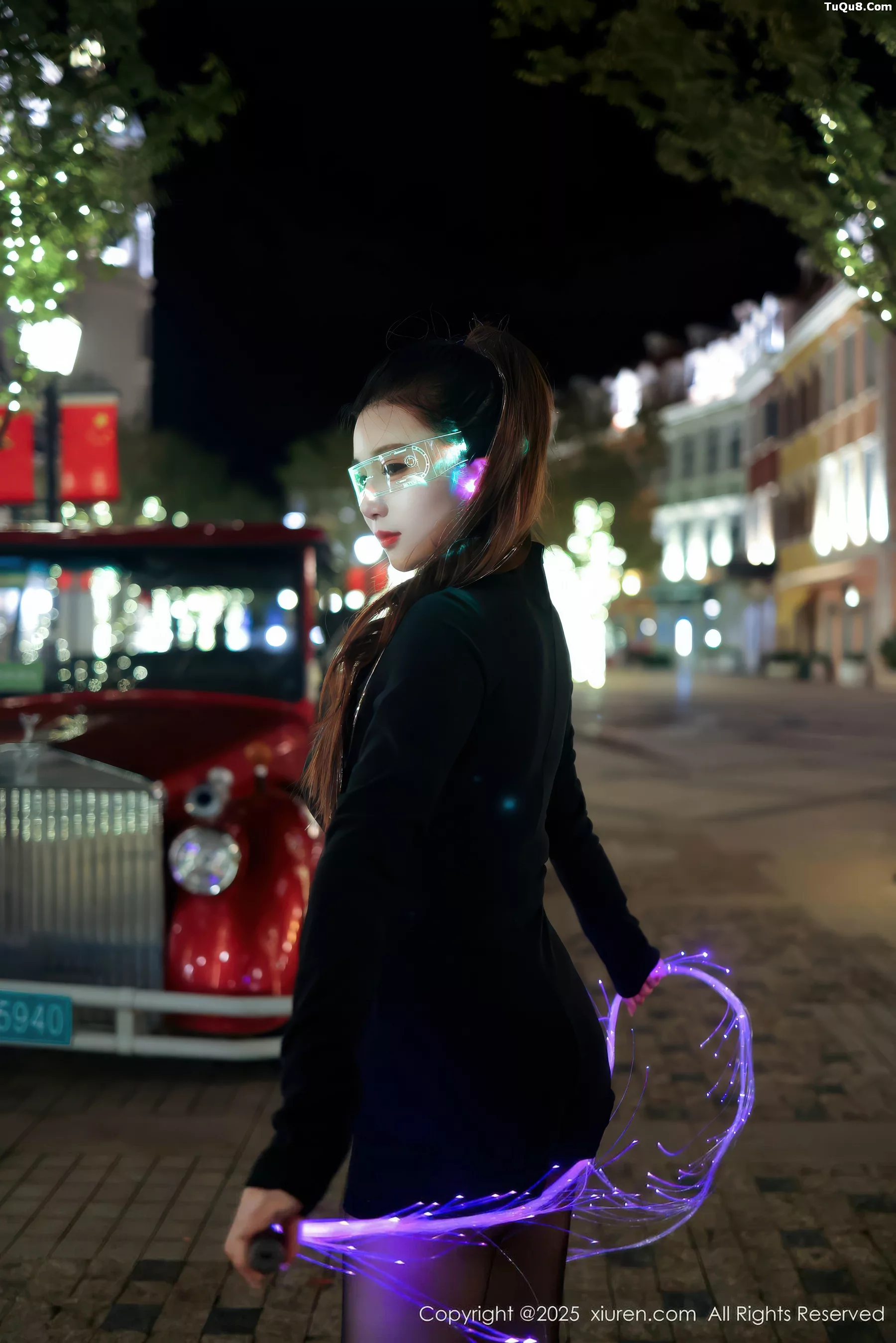   [XiuRen]高清写真图 2025.10.31 No.10936 小肉肉咪 性感制服第4张图片