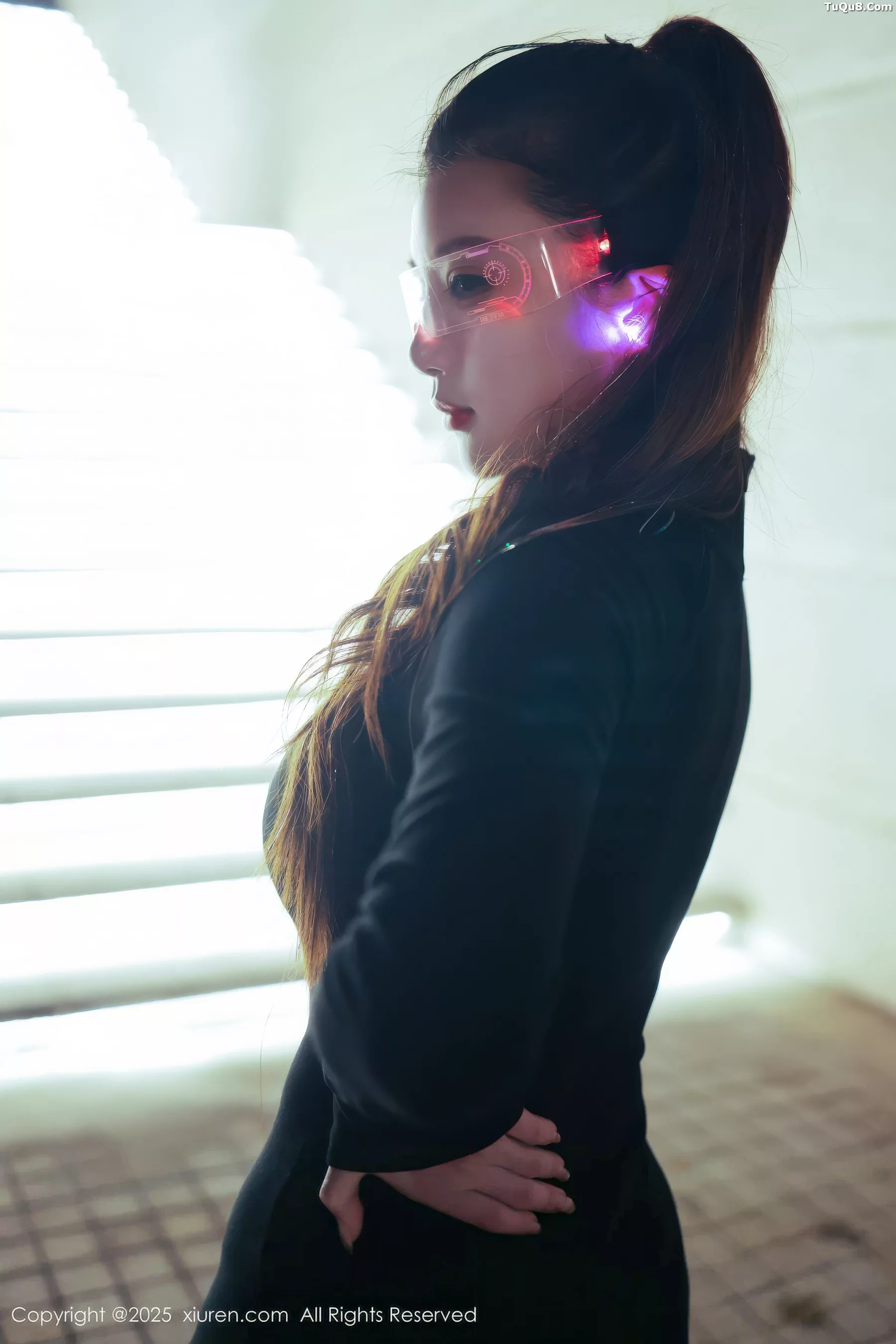   [XiuRen]高清写真图 2025.10.31 No.10936 小肉肉咪 性感制服第8张图片