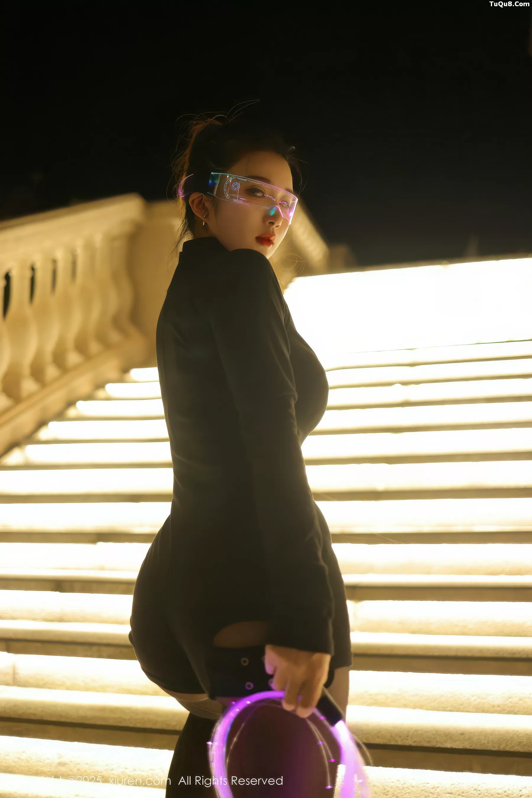   [XiuRen]高清写真图 2025.10.31 No.10936 小肉肉咪 性感制服第9张图片