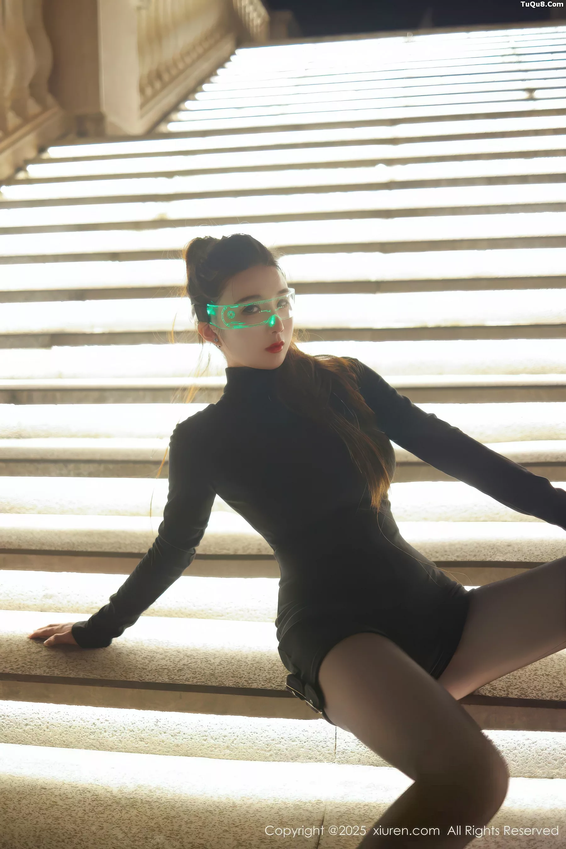   [XiuRen]高清写真图 2025.10.31 No.10936 小肉肉咪 性感制服第10张图片