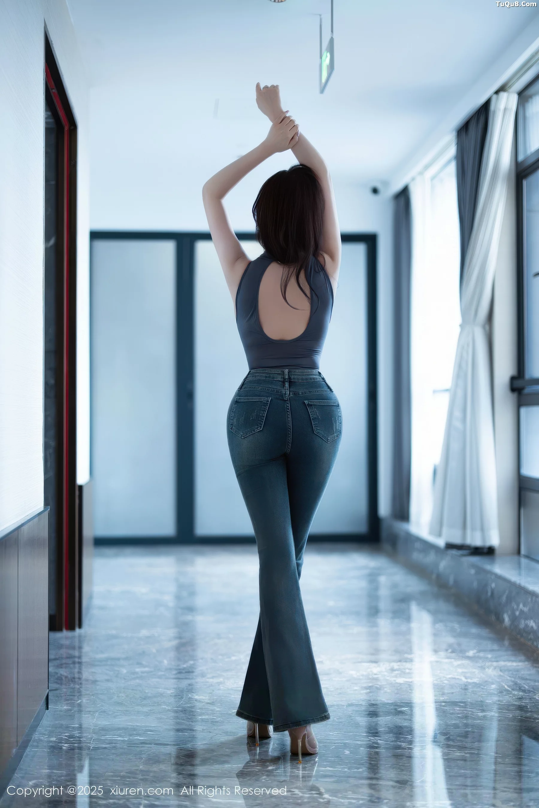 [XiuRen]高清写真图 2025.11.06 No.10952 杏子Yada 丰腴身材-秀人网