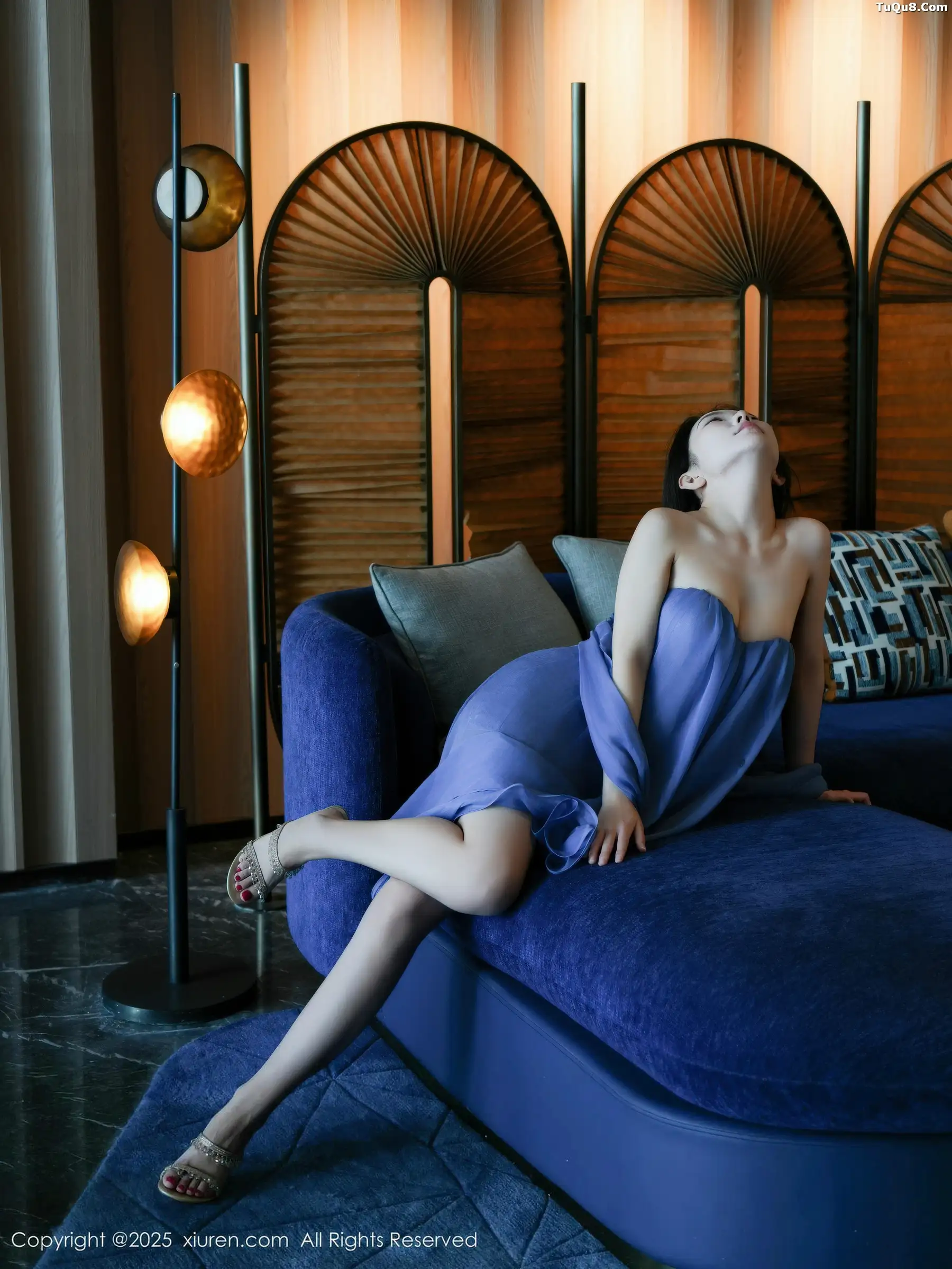 [XiuRen]高清写真图 2025.11.14 No.10988 烧烧小桃 性感长裙-套图网