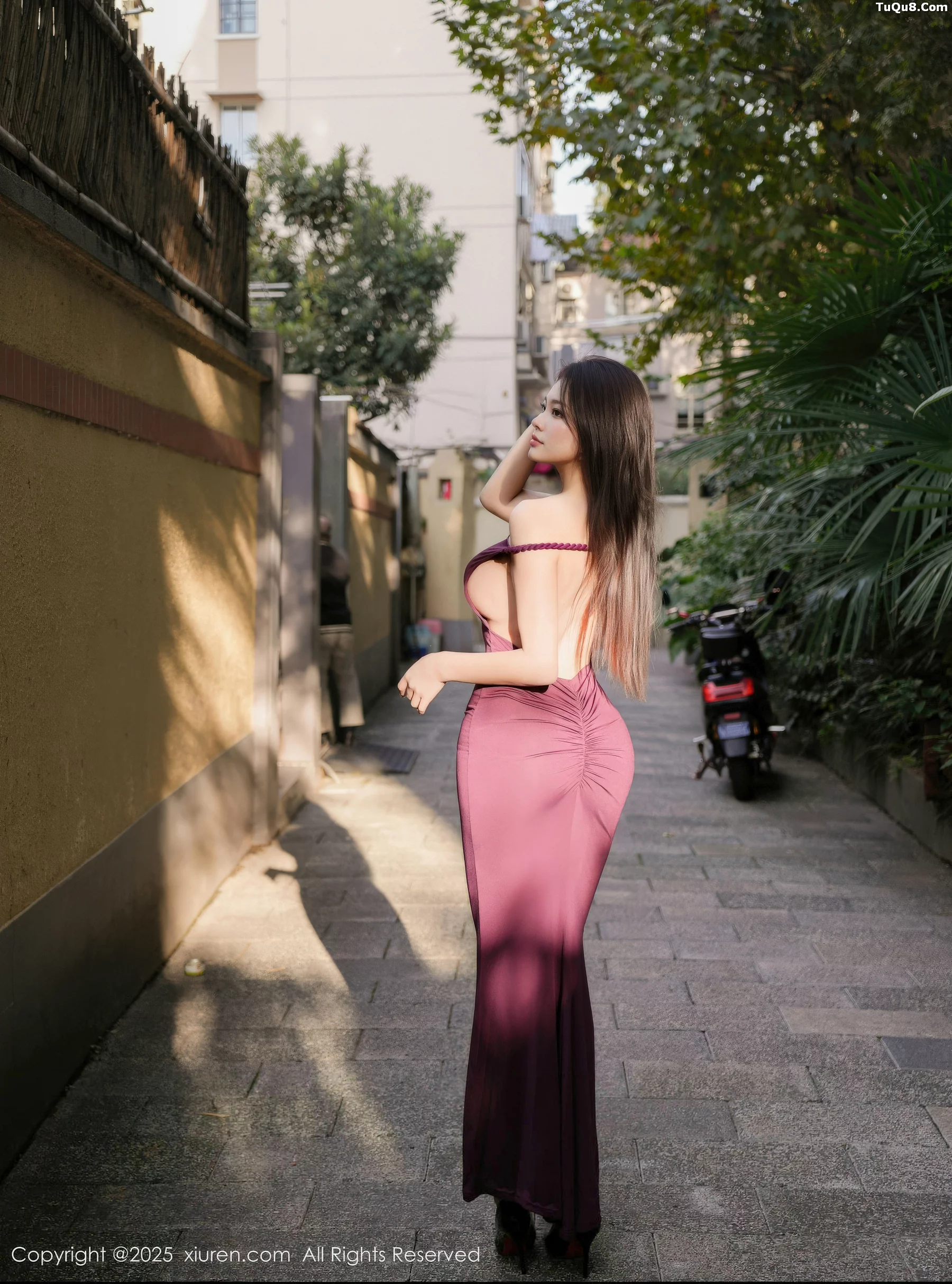   [XiuRen]高清写真图 2025.11.13 No.10979 Yuanbao 吊带长裙第2张图片