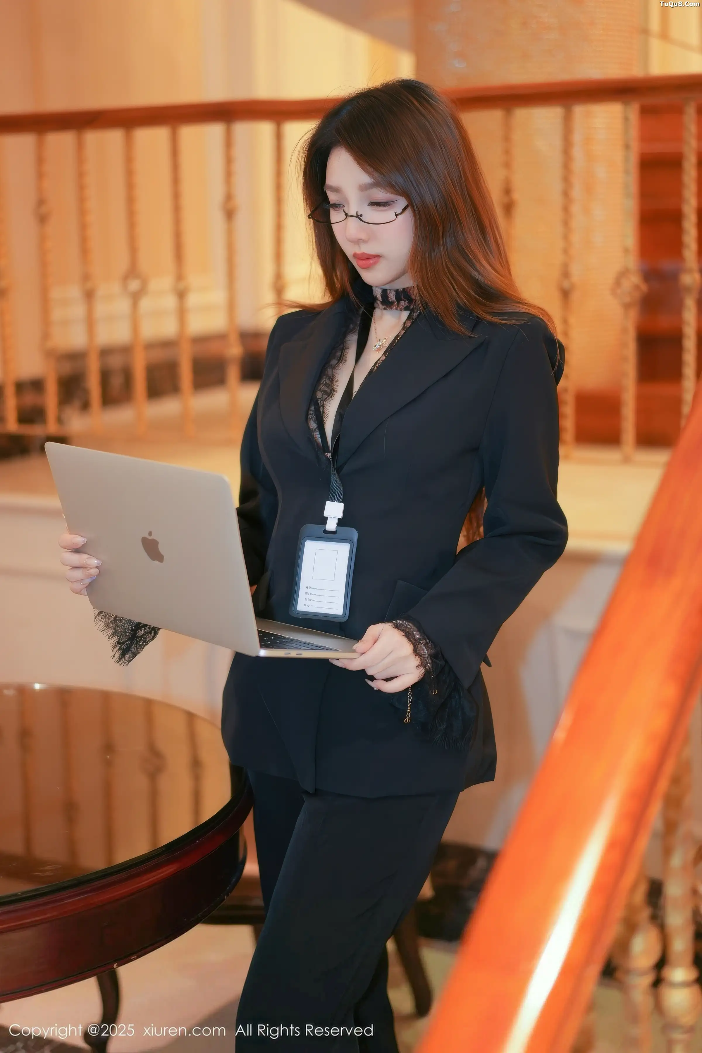   [XiuRen]高清写真图 2025.11.19 No.11007 Twins-夭夭 闪亮黑丝第2张图片