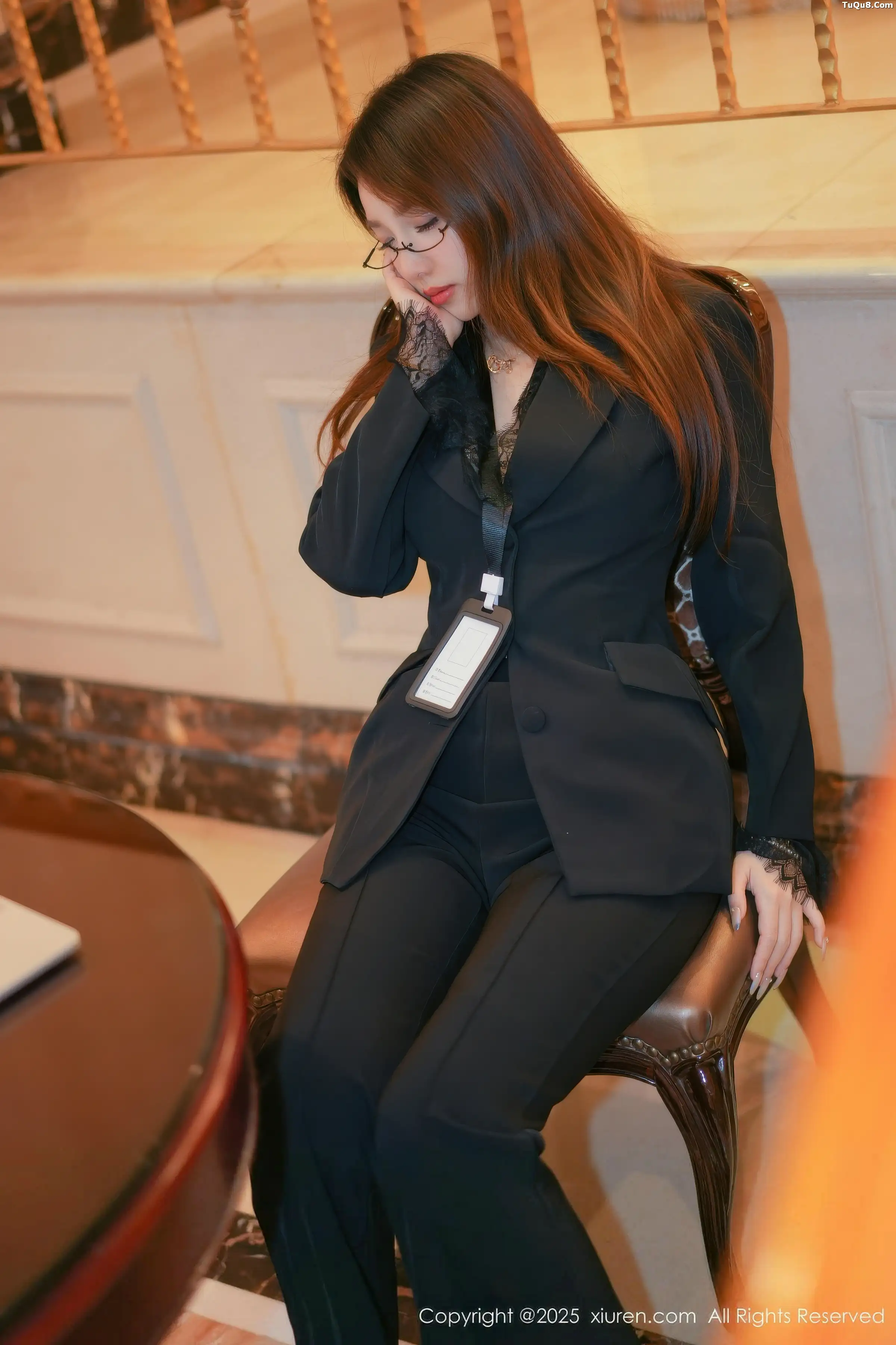   [XiuRen]高清写真图 2025.11.19 No.11007 Twins-夭夭 闪亮黑丝第10张图片