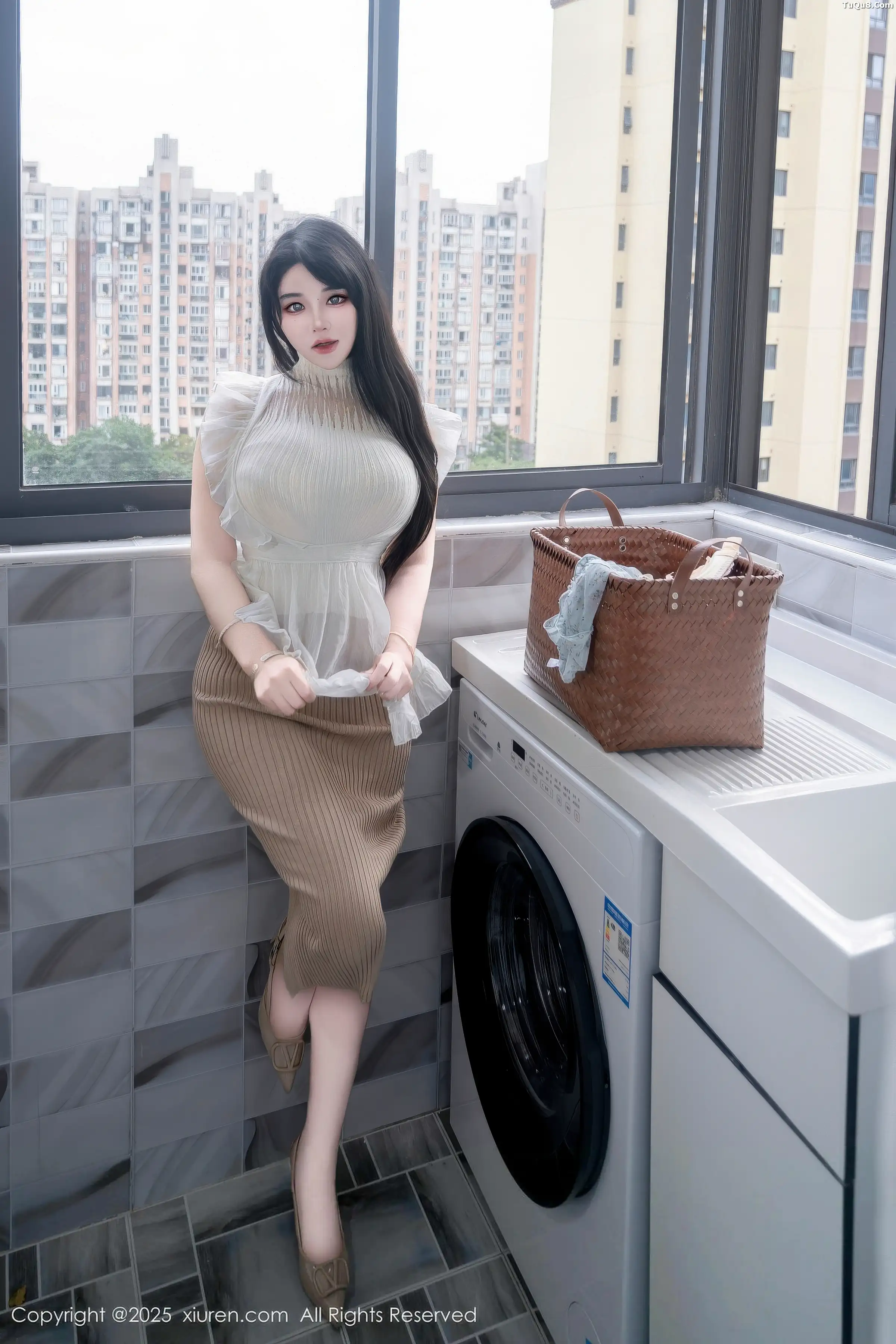 [XiuRen]高清写真图 2025.11.20 No.11010 汐汐爱吃草莓 家政姐姐-秀人网