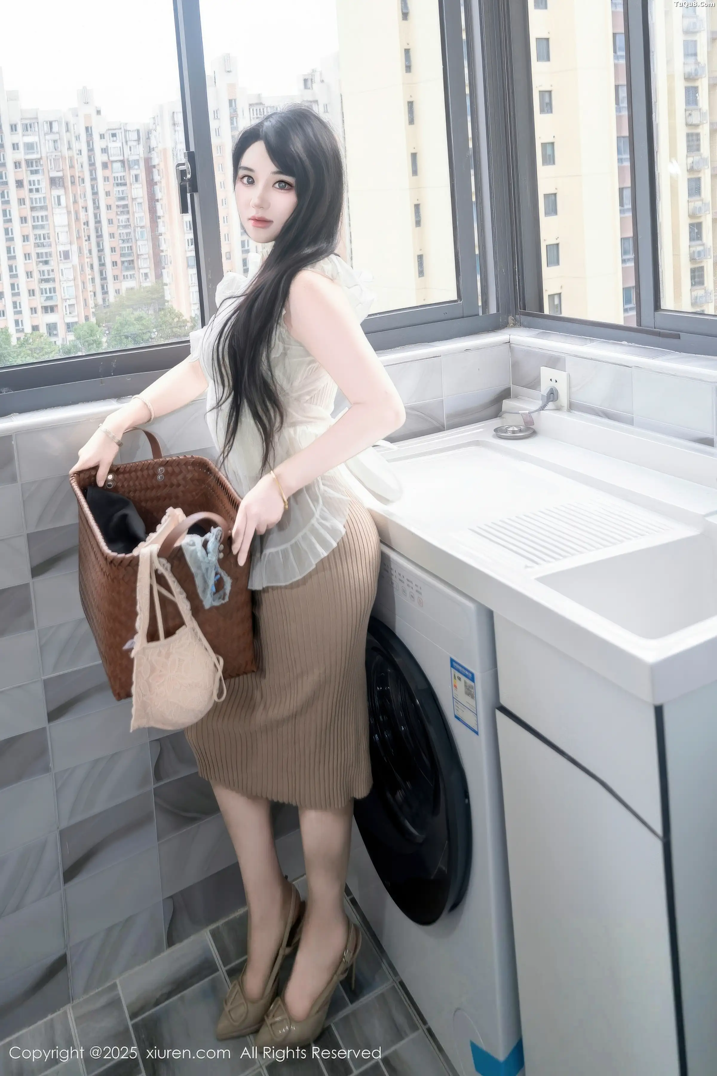   [XiuRen]高清写真图 2025.11.20 No.11010 汐汐爱吃草莓 家政姐姐第6张图片