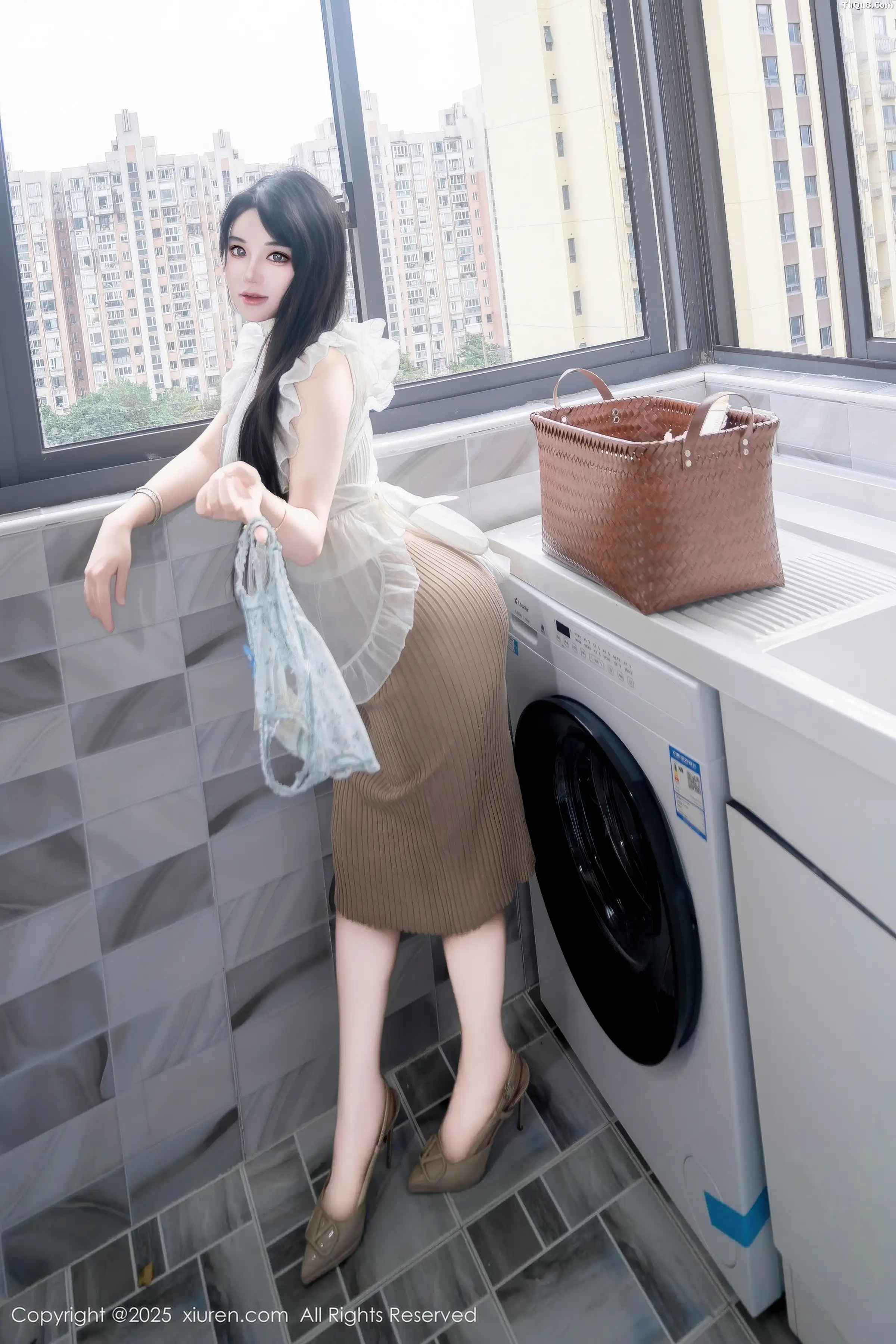   [XiuRen]高清写真图 2025.11.20 No.11010 汐汐爱吃草莓 家政姐姐第9张图片