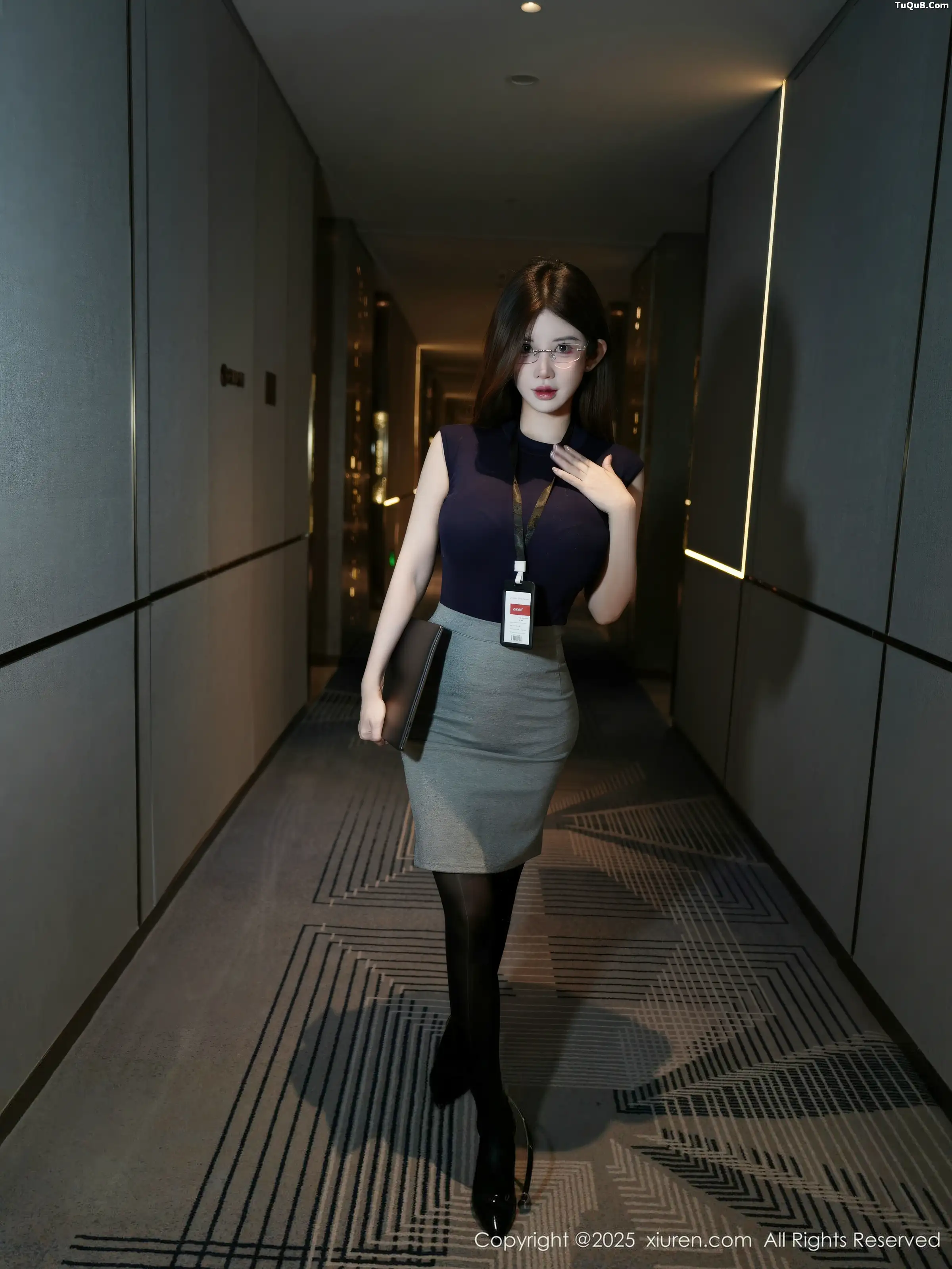   [XiuRen]高清写真图 2025.11.24 No.11023 苏甜橙子 闪亮黑丝第3张图片