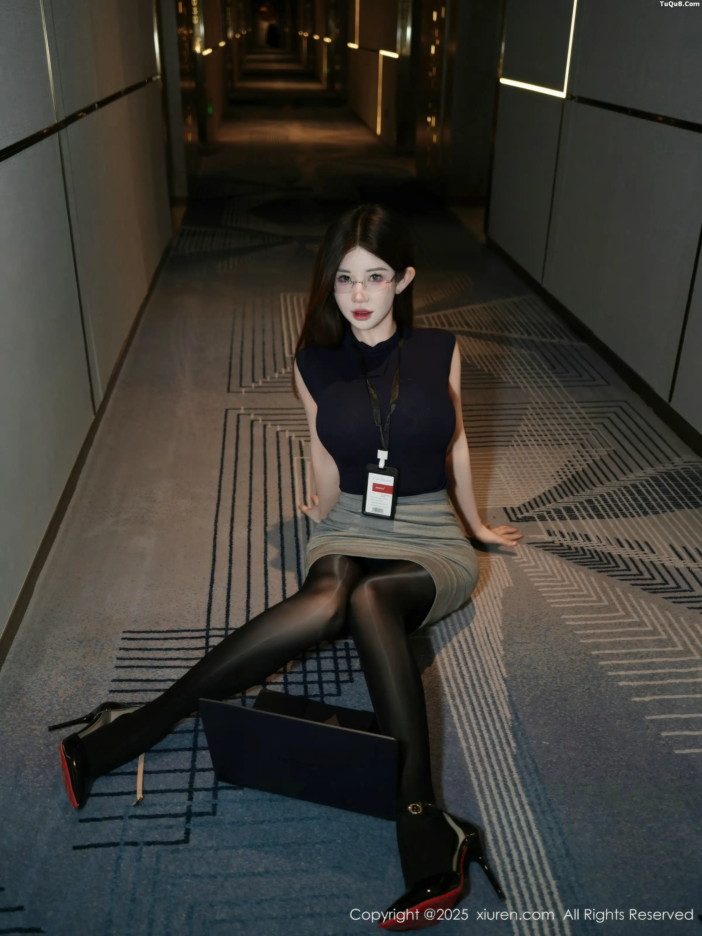   [XiuRen]高清写真图 2025.11.24 No.11023 苏甜橙子 闪亮黑丝第6张图片