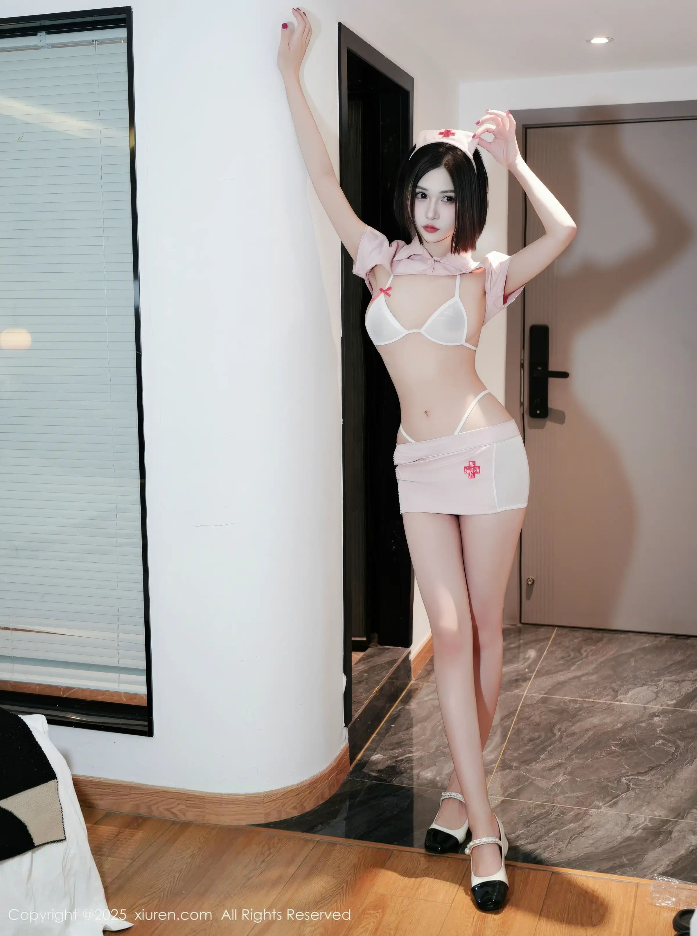   [XiuRen]高清写真图 2025.12.16 No.11111 奶芙酱-EVA 粉色护士制服第4张图片