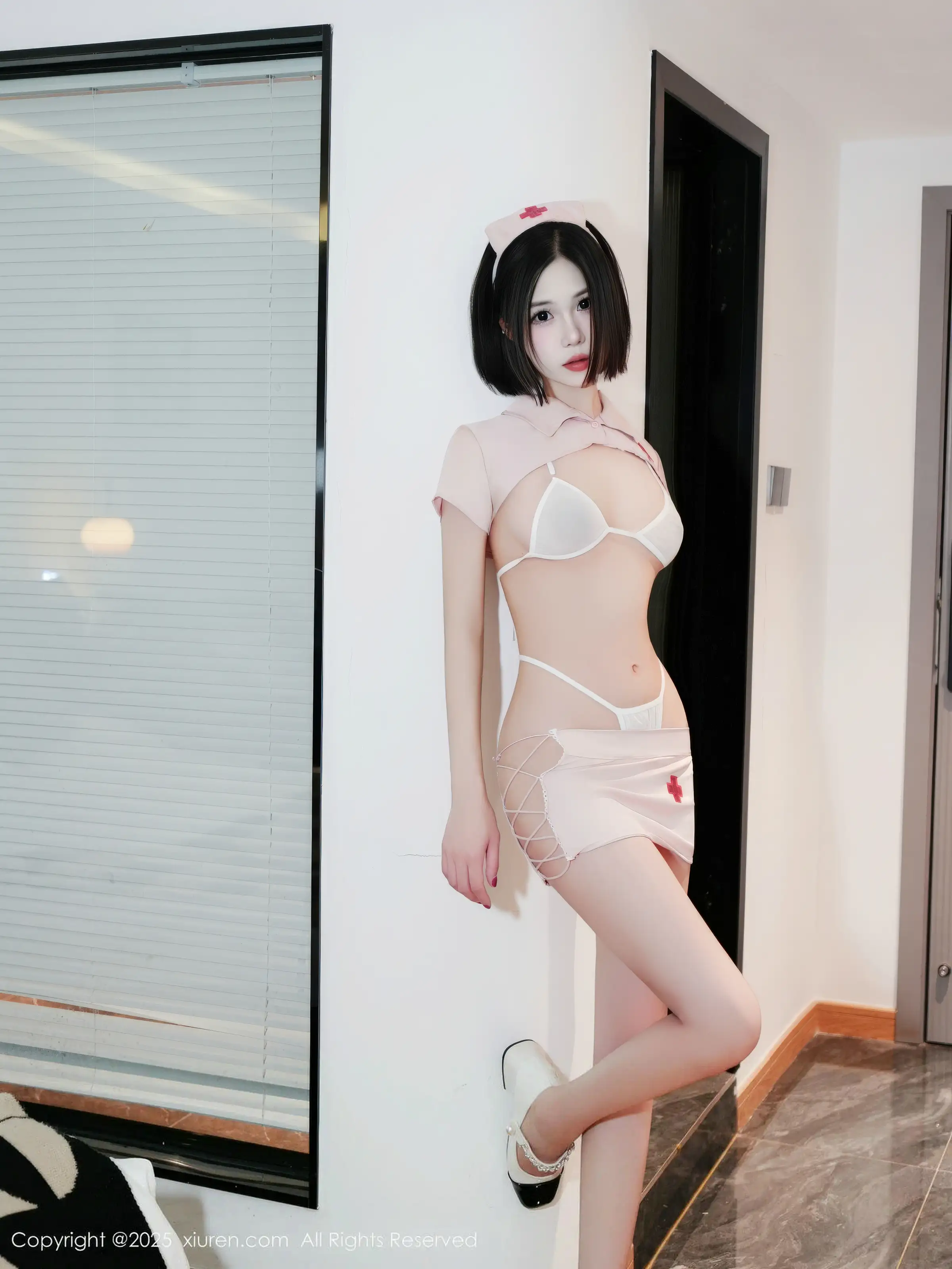   [XiuRen]高清写真图 2025.12.16 No.11111 奶芙酱-EVA 粉色护士制服第10张图片