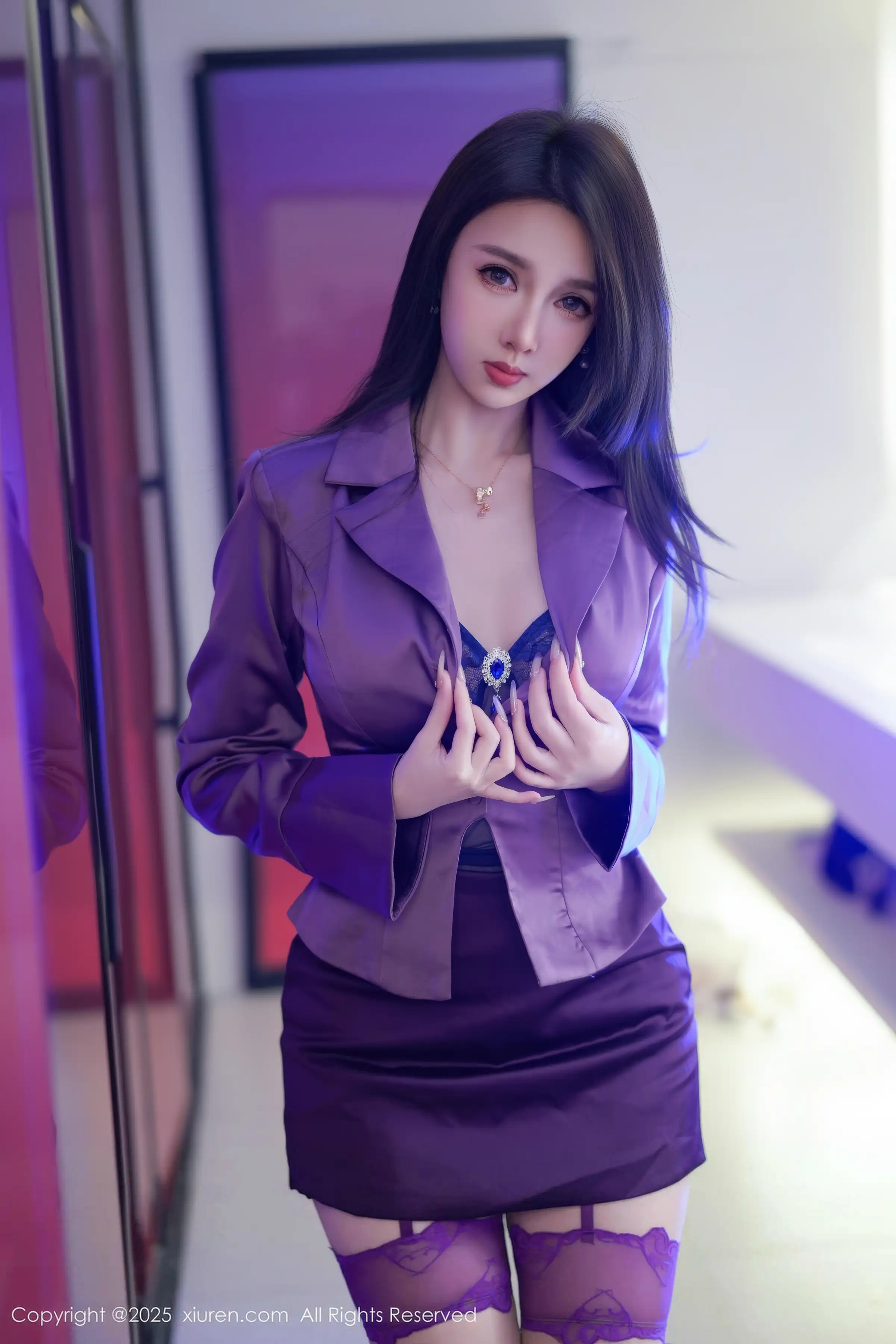   [XiuRen]高清写真图 2025.12.17 No.11120 Twins-夭夭 紫色丝袜第7张图片