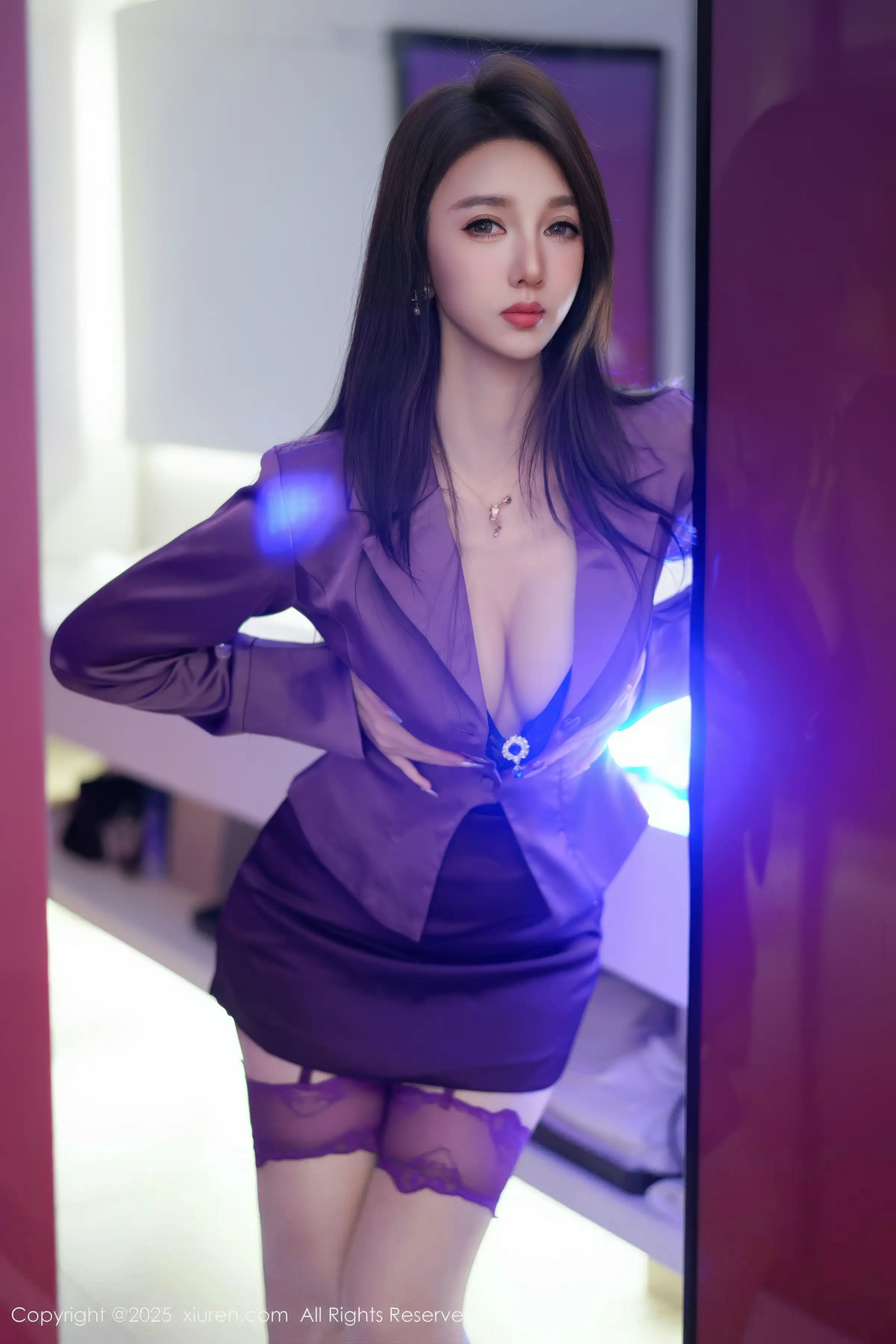   [XiuRen]高清写真图 2025.12.17 No.11120 Twins-夭夭 紫色丝袜第9张图片