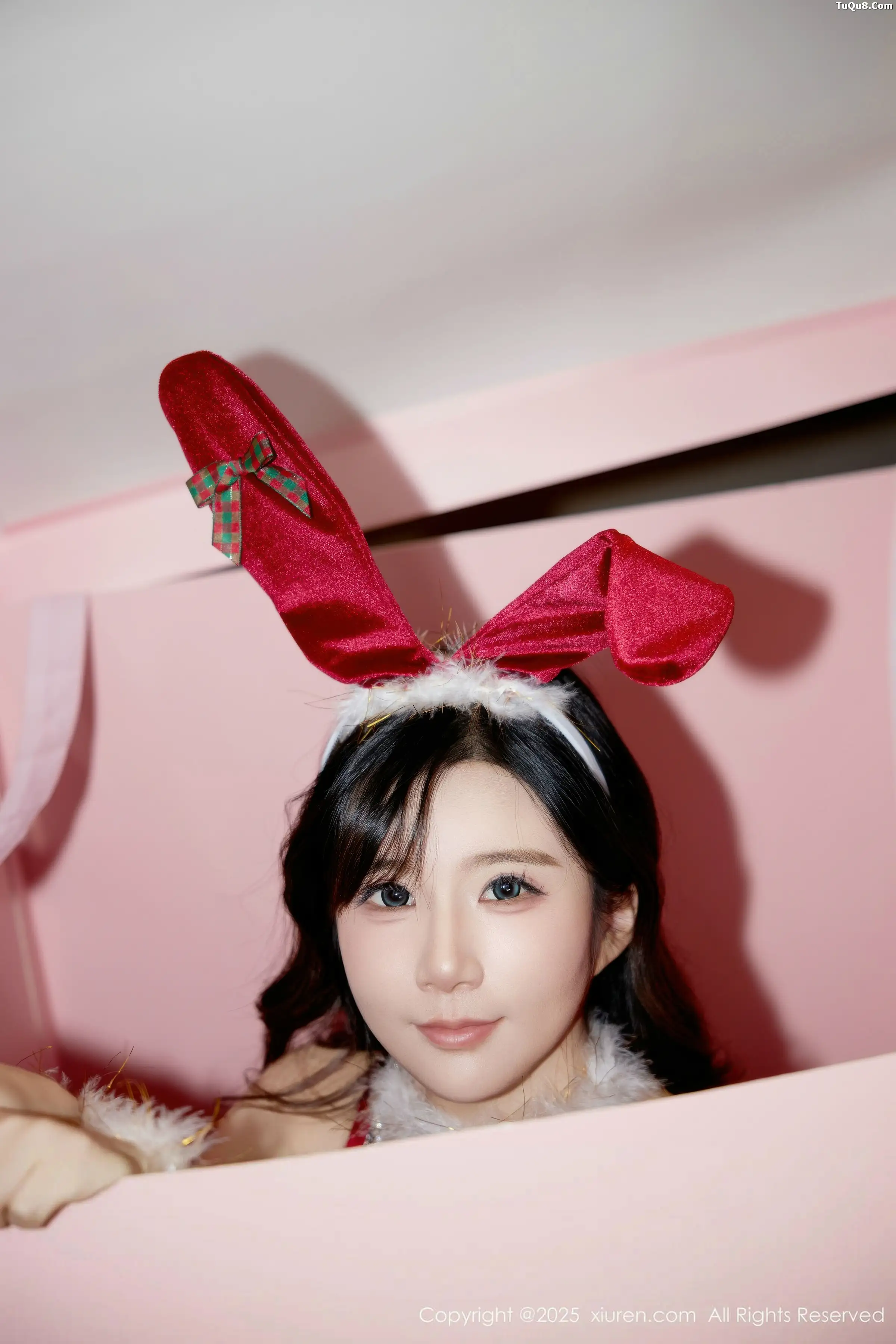   [XiuRen]高清写真图 2025.12.24 No.11149 小肉肉咪 圣诞主题第4张图片