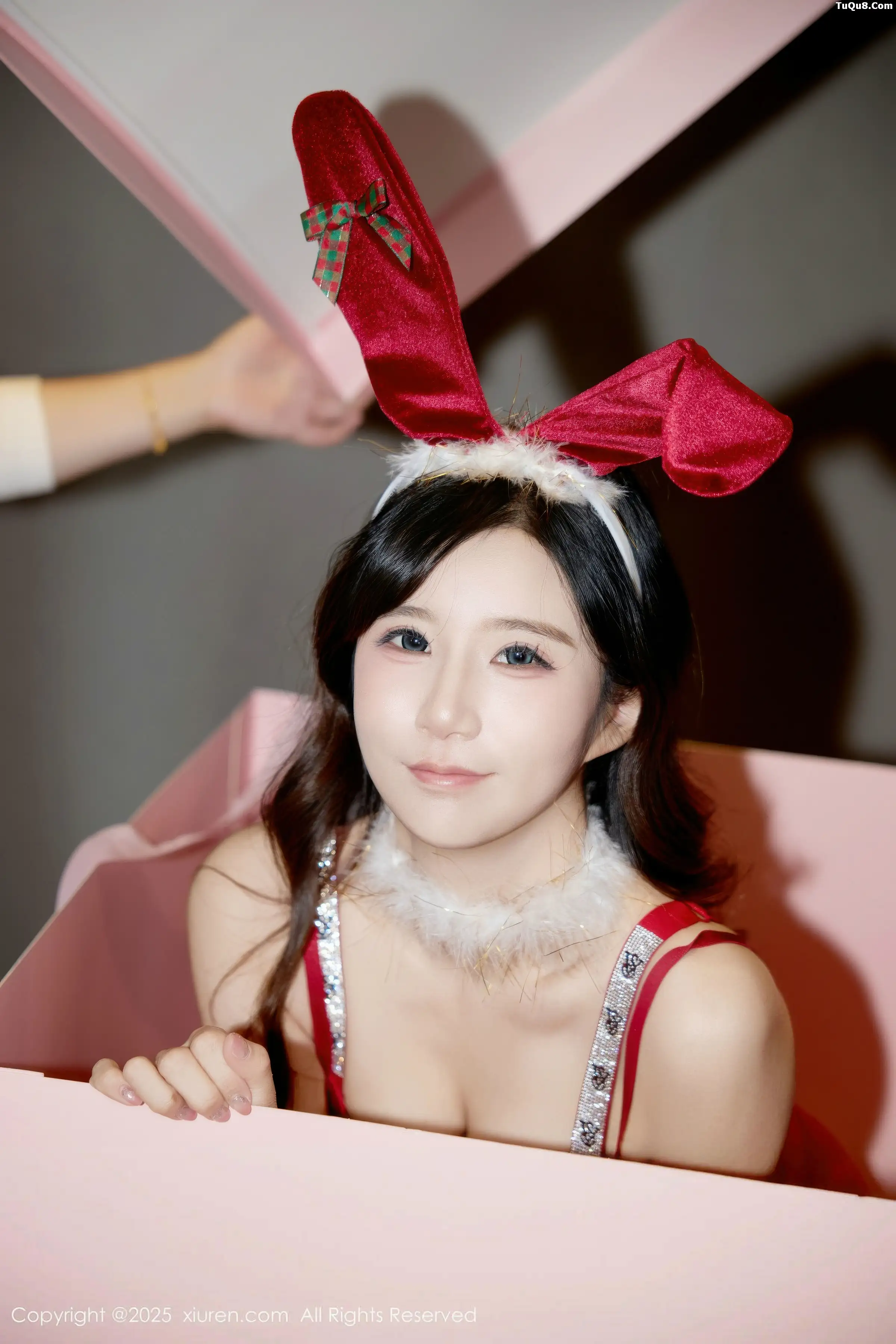   [XiuRen]高清写真图 2025.12.24 No.11149 小肉肉咪 圣诞主题第6张图片