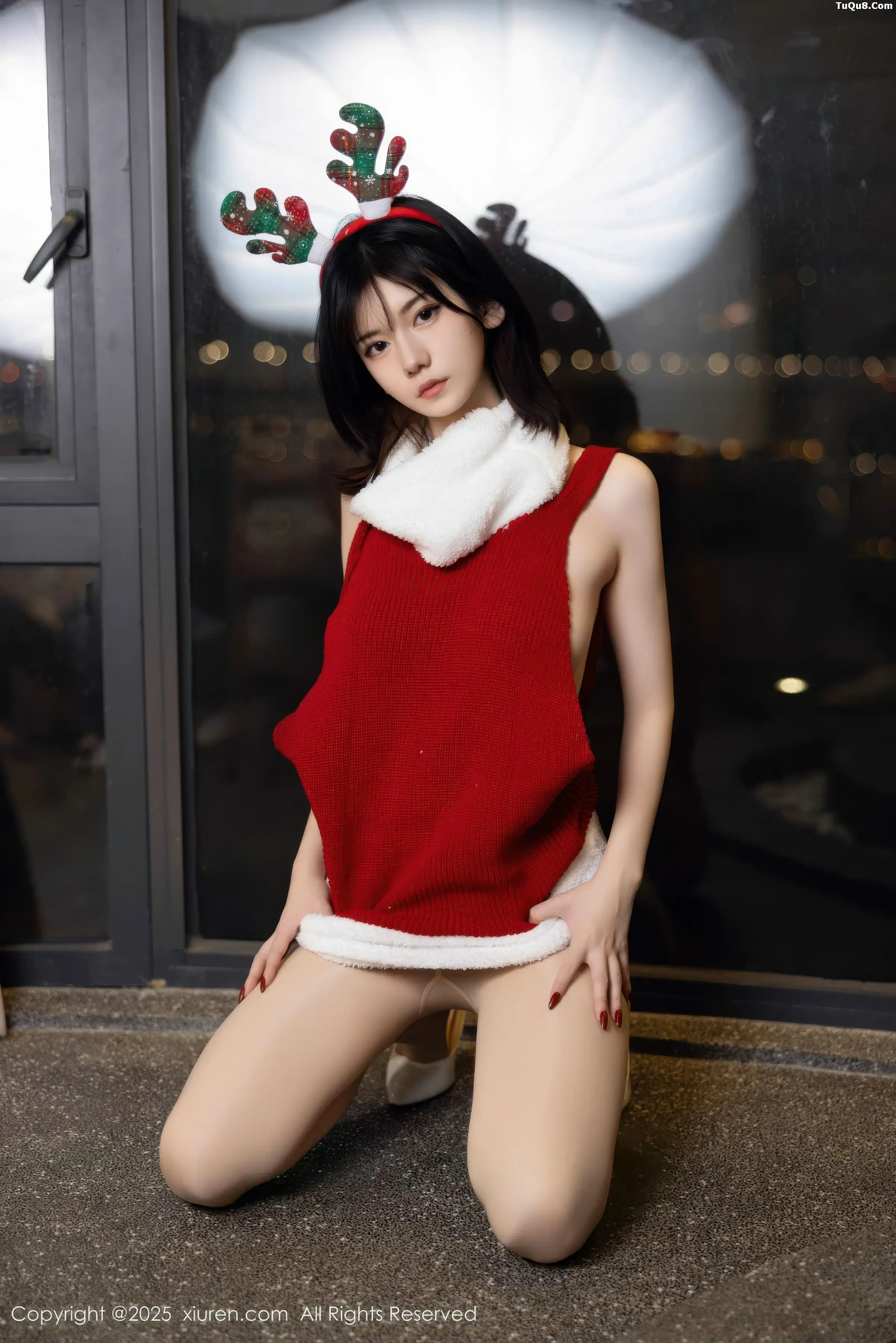   [XiuRen]高清写真图 2025.12.25 No.11158 凌七七 开背毛衣第7张图片