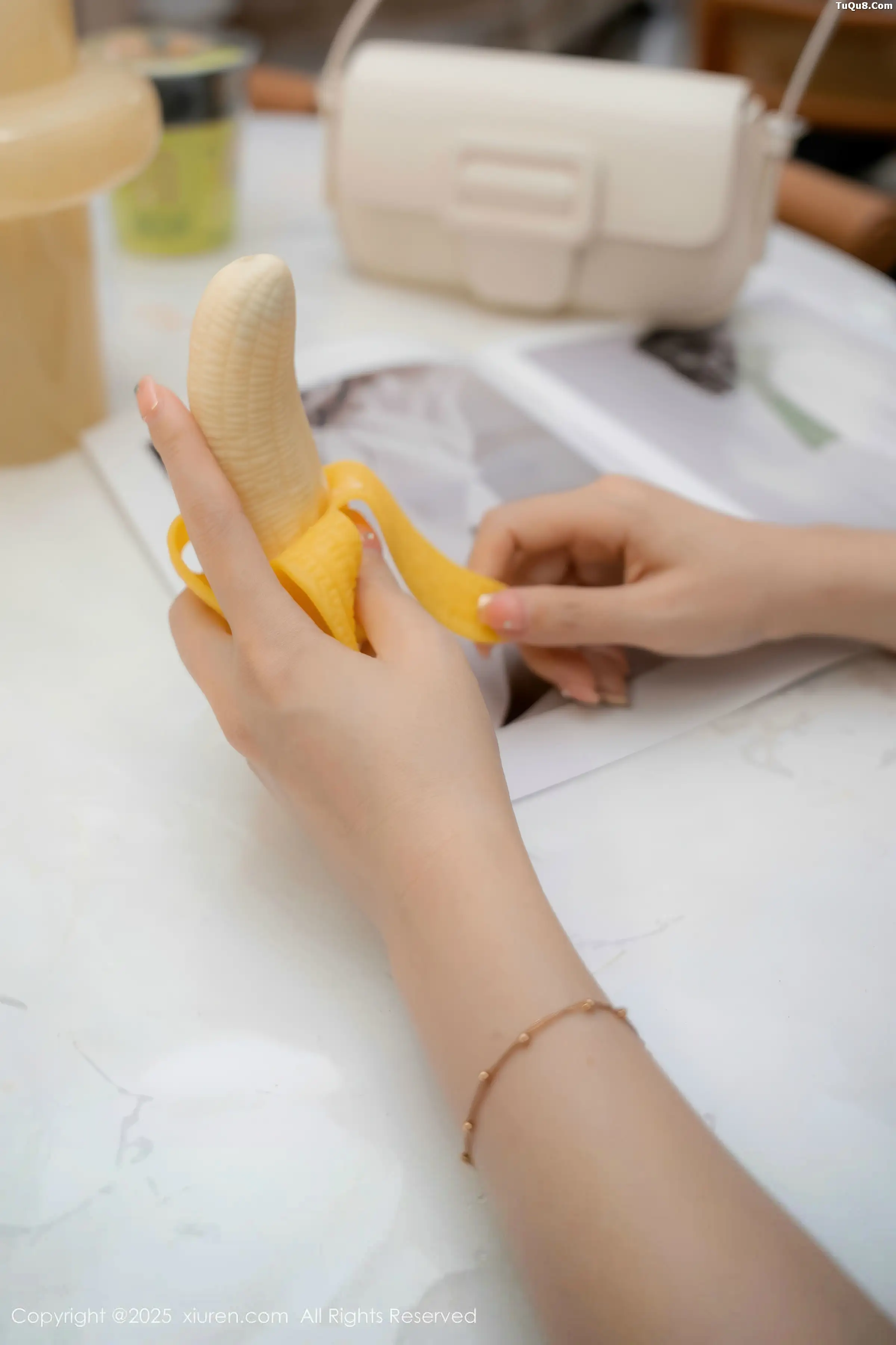   [XiuRen]高清写真图 2025.12.26 No.11162 拍黄瓜girl OL套装第10张图片