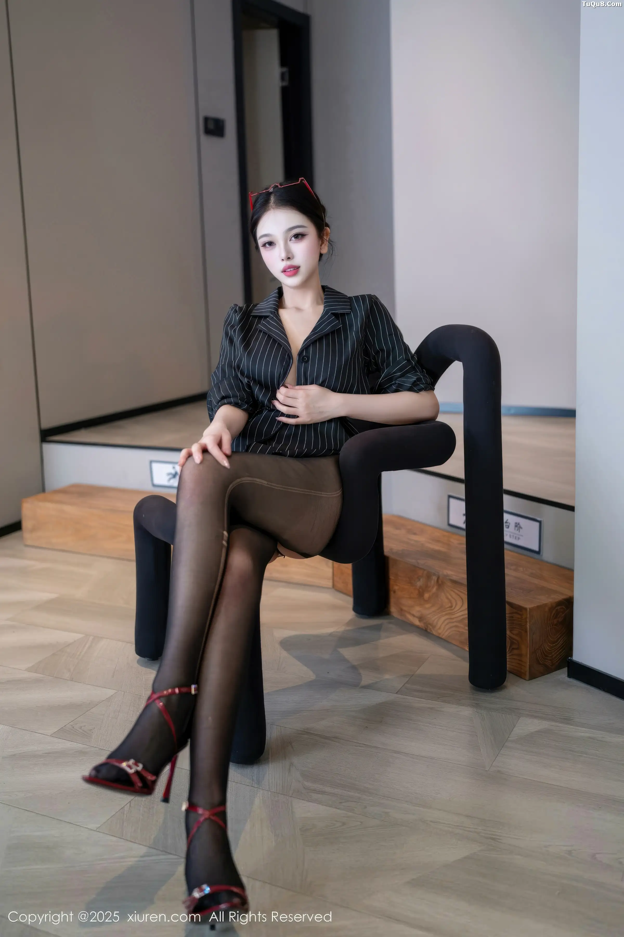   [XiuRen]高清写真图 2025.12.26 No.11160 诺诺子 开档黑丝第6张图片