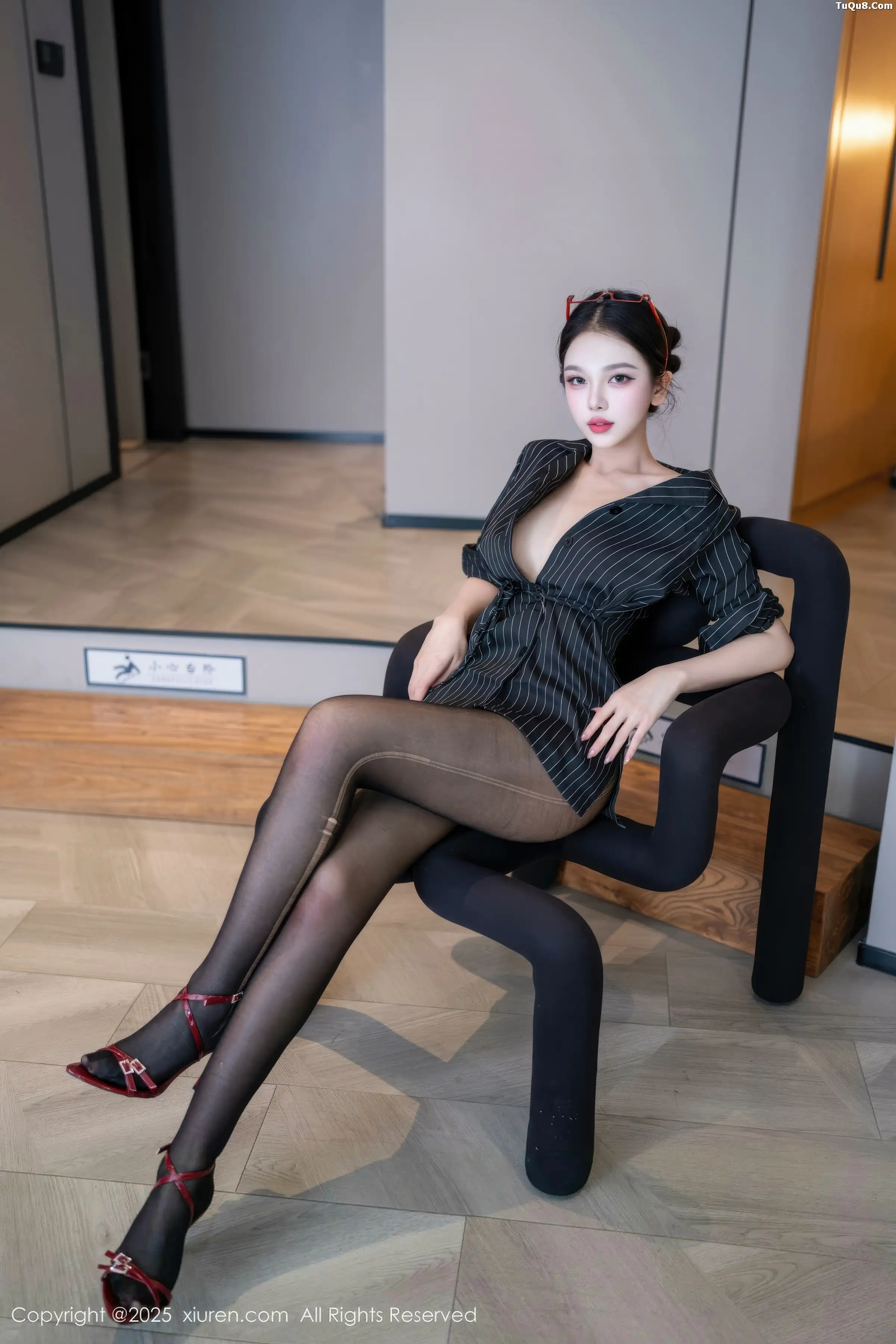   [XiuRen]高清写真图 2025.12.26 No.11160 诺诺子 开档黑丝第7张图片