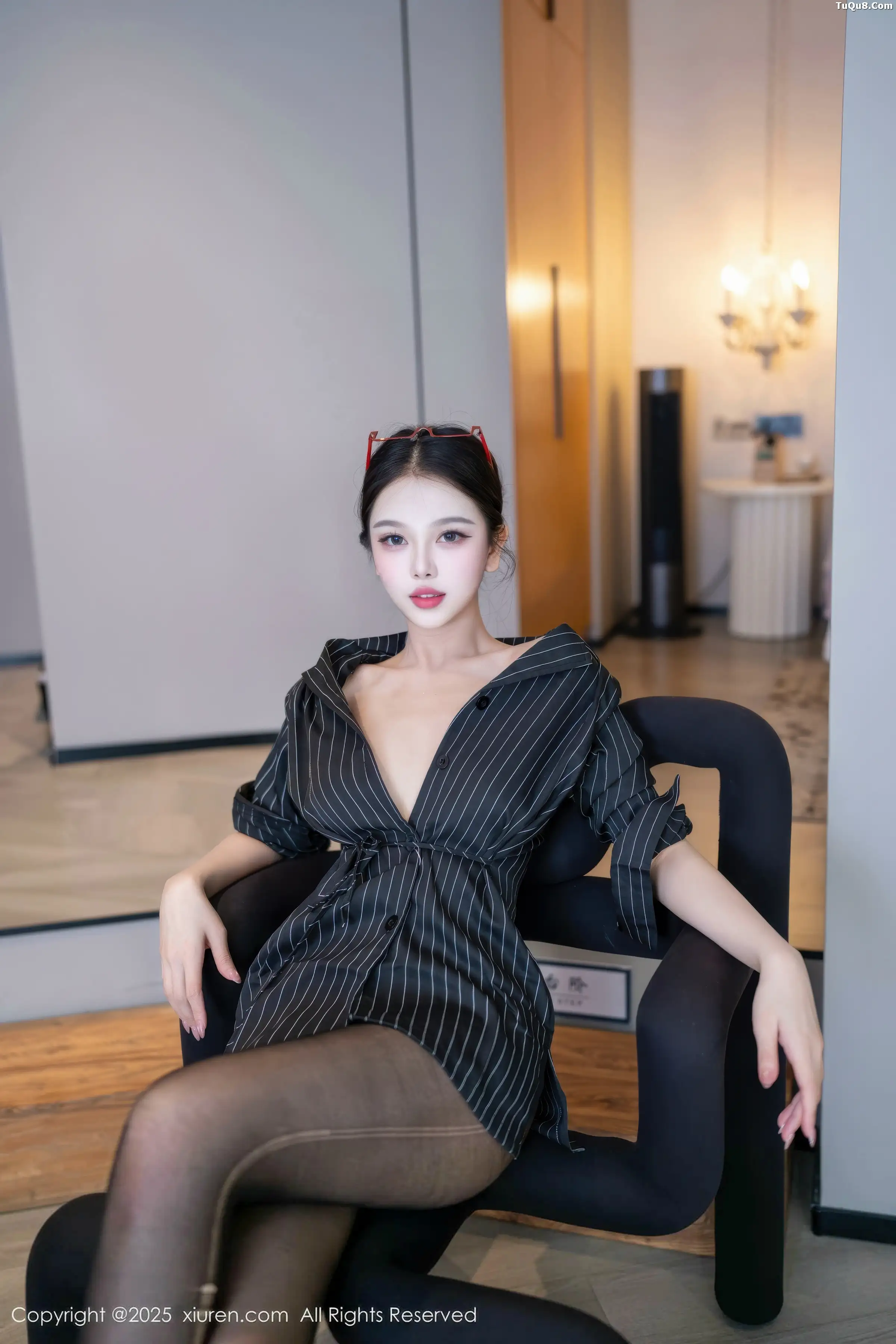   [XiuRen]高清写真图 2025.12.26 No.11160 诺诺子 开档黑丝第8张图片