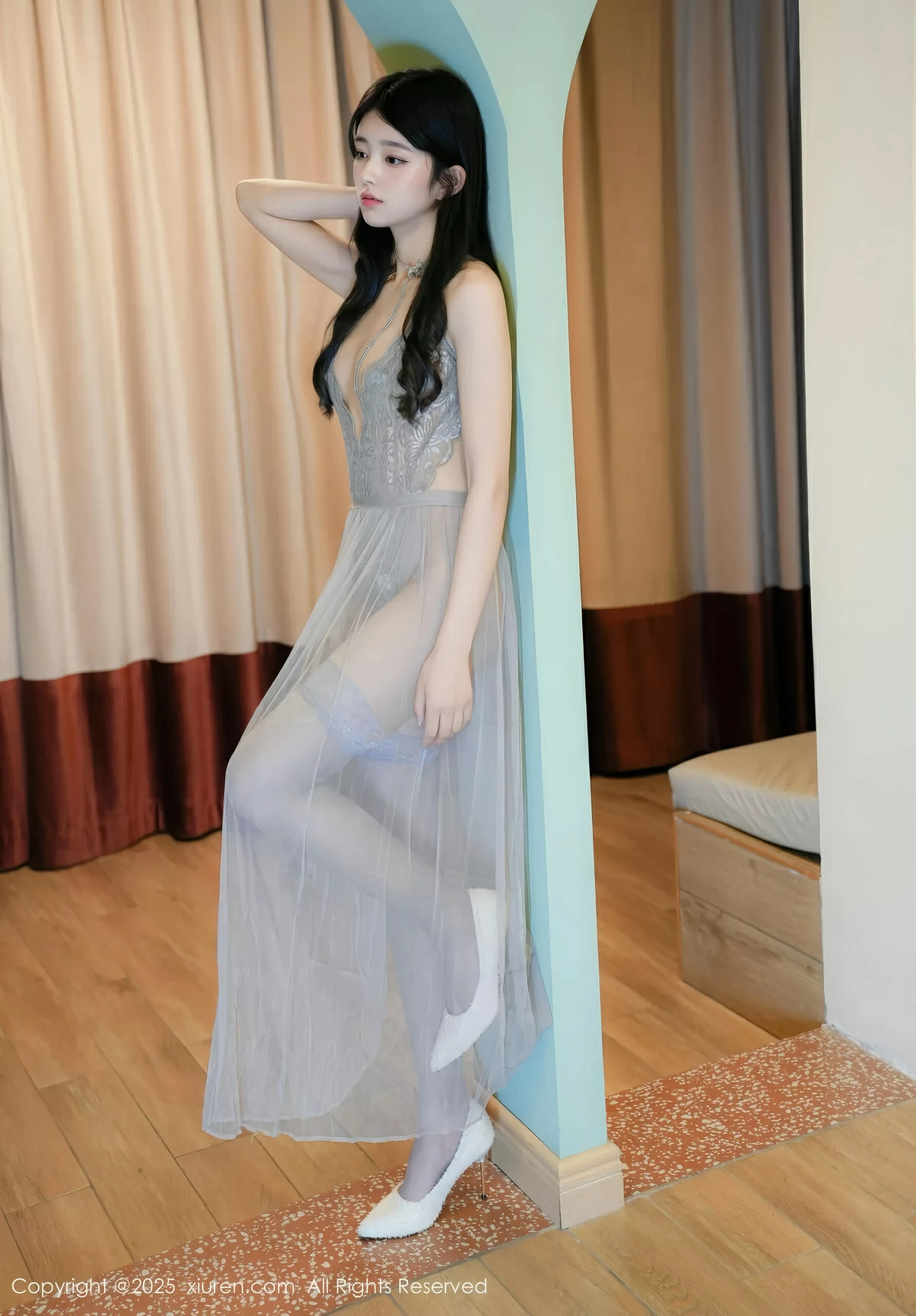 吴佩慈 吴佩慈 [XiuRen]高清写真图 2025.05.28 No.10334 美少女@ 性感长裙第10张图片