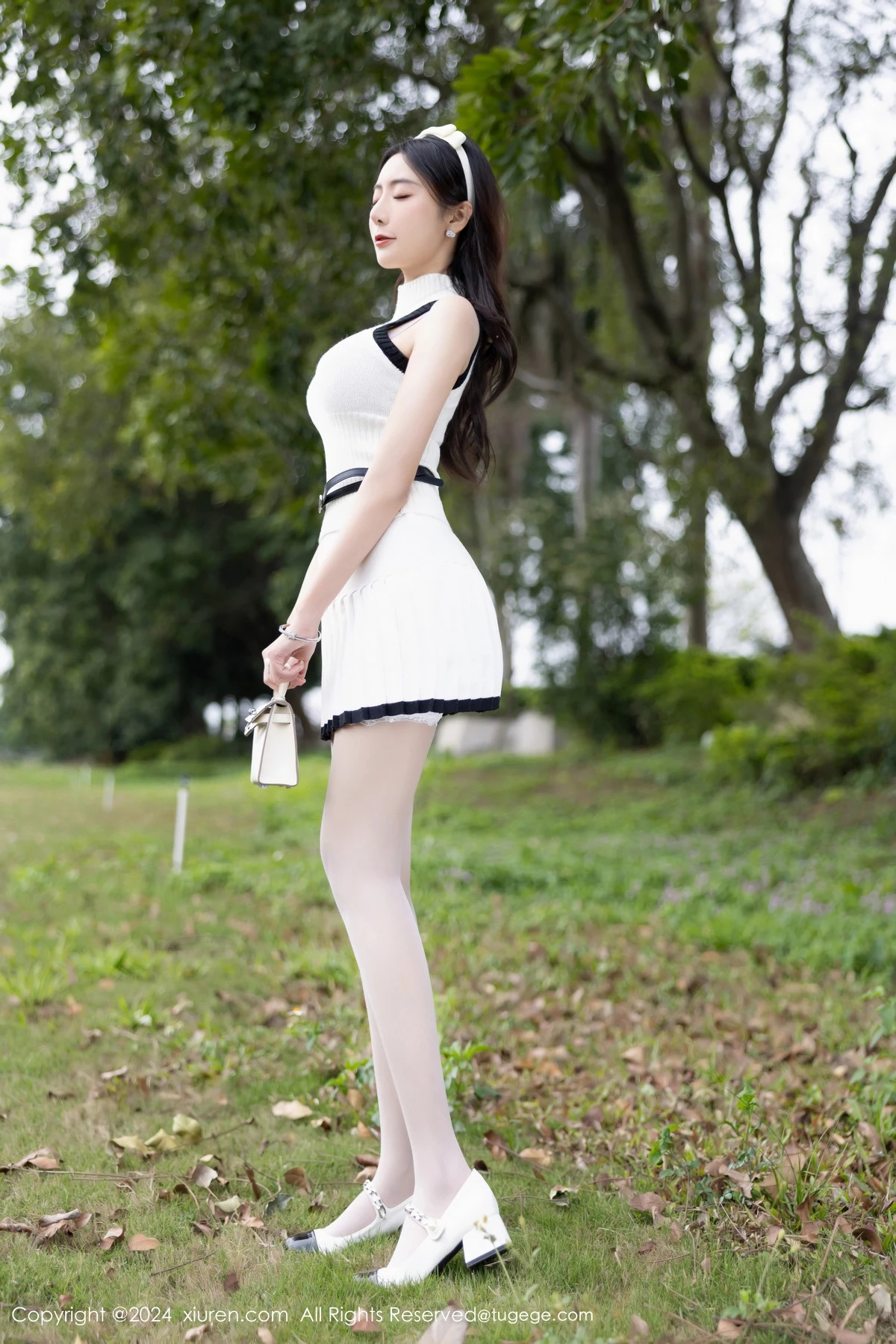 王馨瑶  [XiuRen]高清写真图 2024.04.02 No.8334 王馨瑶yanni 丝袜美腿第5张图片