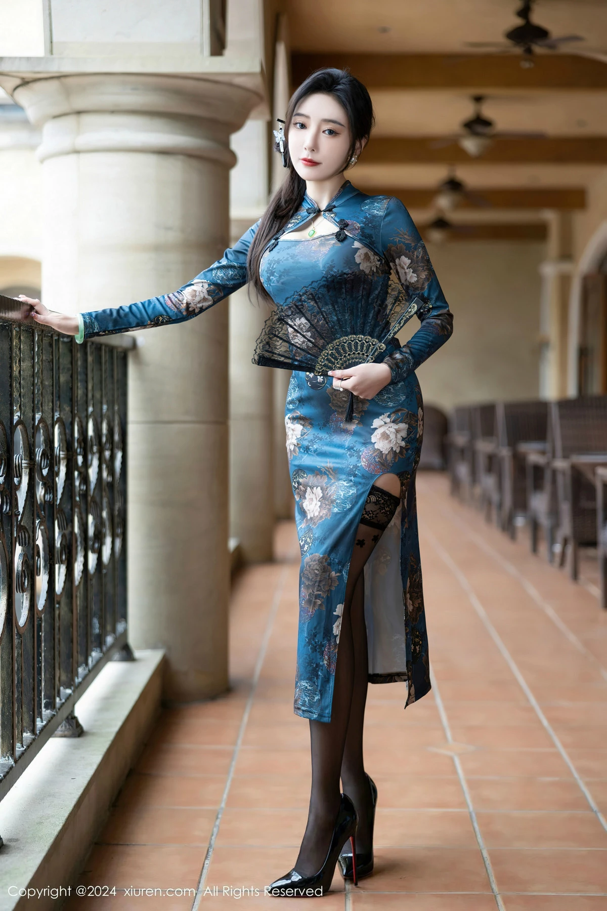 王馨瑶  [XiuRen]高清写真图 2024.04.19 No.8425 王馨瑶yanni 美腿黑丝第2张图片