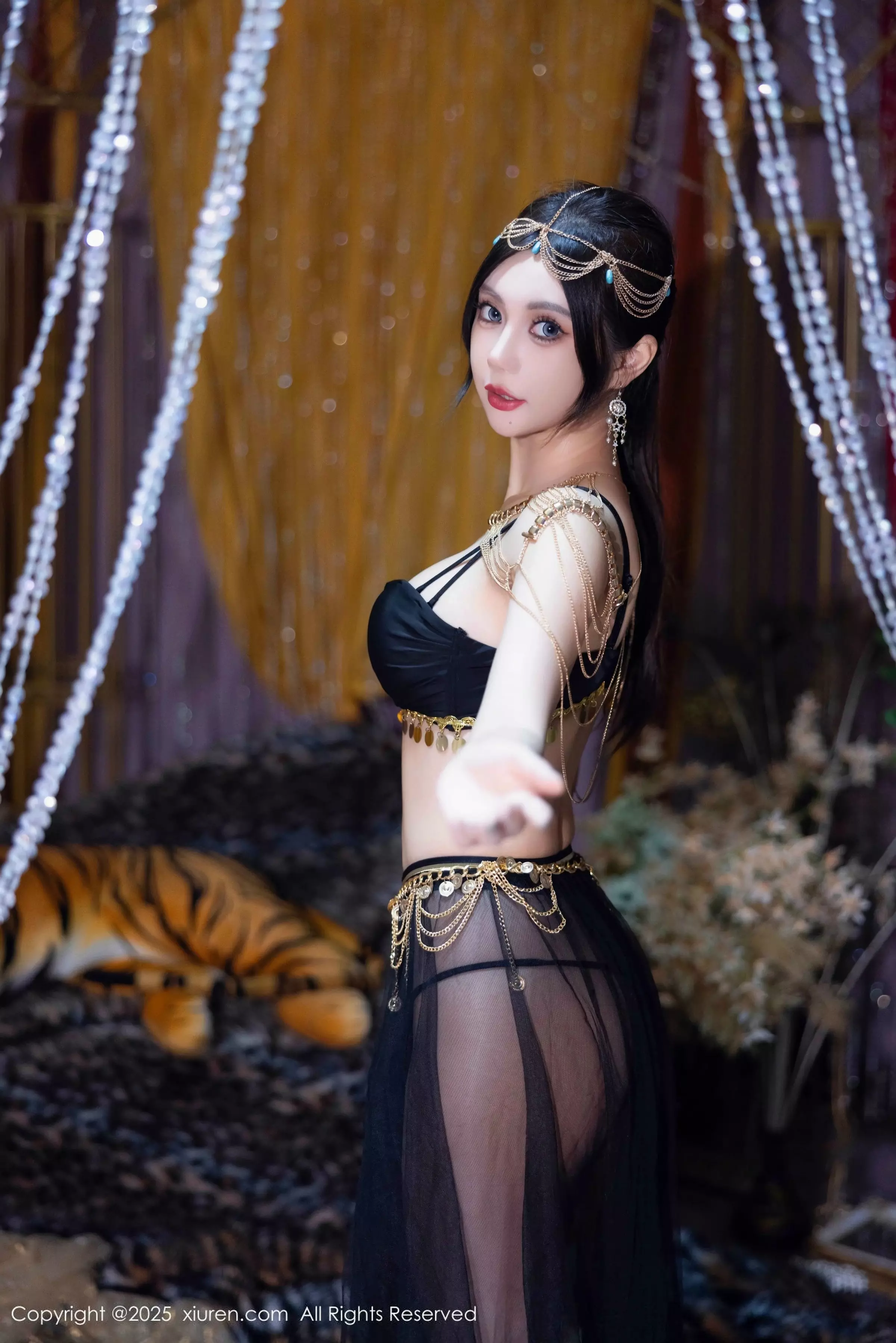 綺裡嘉 绮里嘉 [XiuRen]高清写真图 2025.03.14 No.10018 绮里嘉ula 黑丝美腿第4张图片