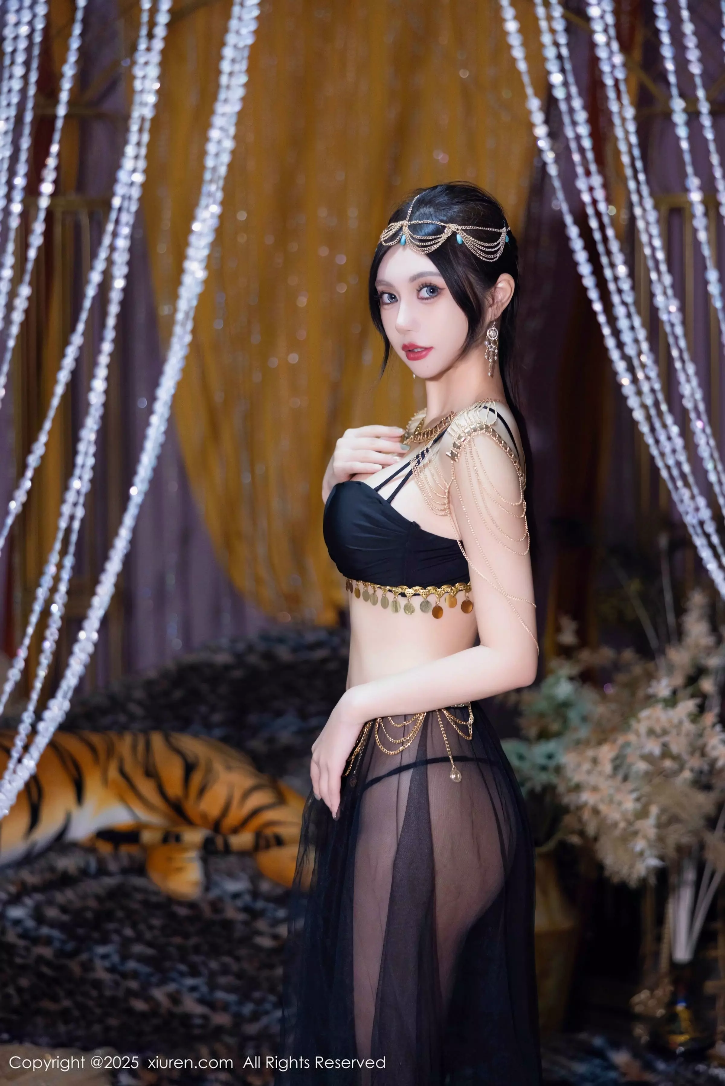 綺裡嘉 绮里嘉 [XiuRen]高清写真图 2025.03.14 No.10018 绮里嘉ula 黑丝美腿第5张图片