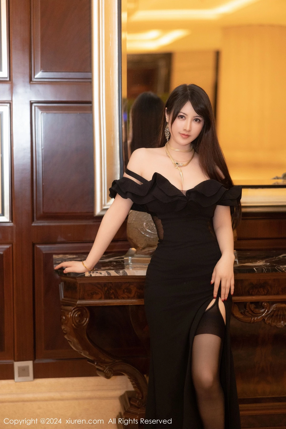 [XiuRen]高清写真图 2024.04.16 No.8397 诗诗kiki 礼裙美腿-秀人网