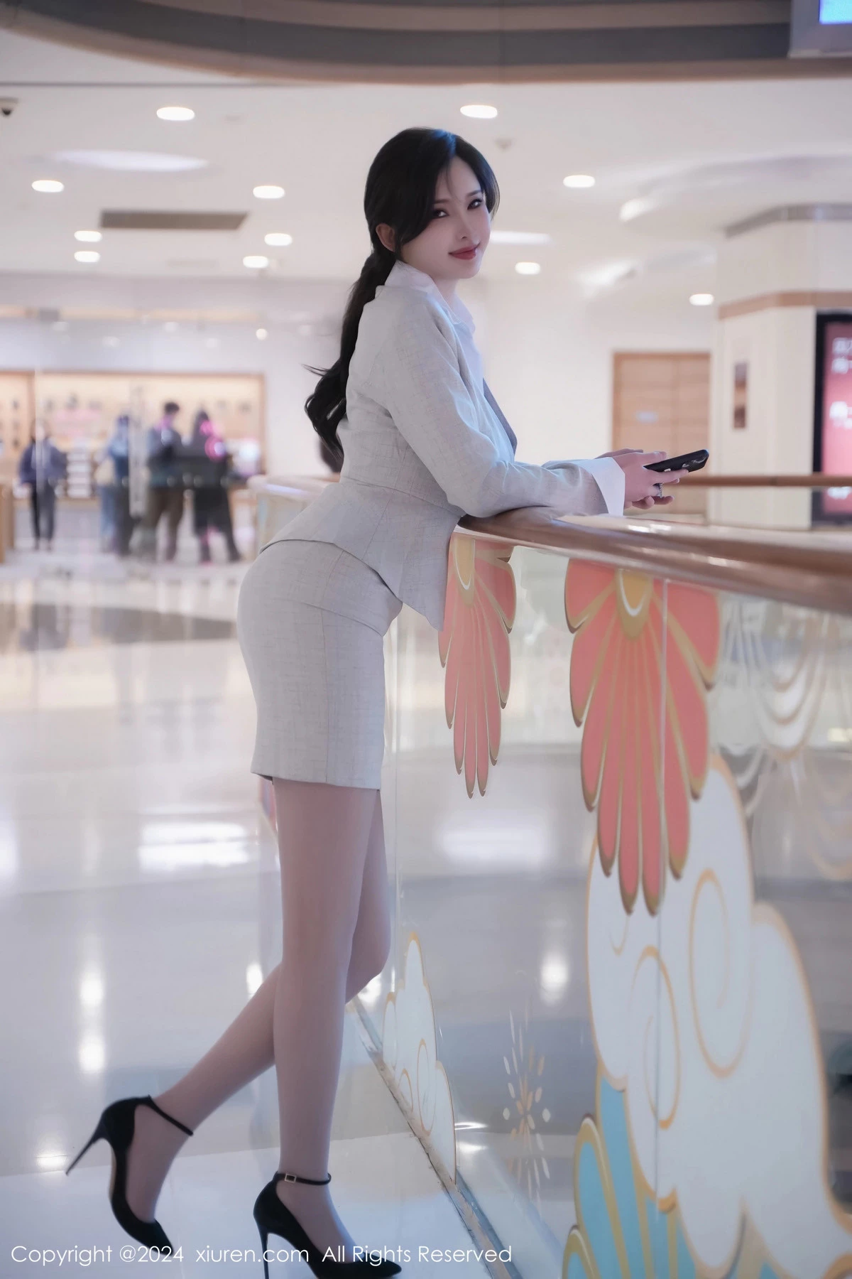 周妍希 奶瓶土肥圆 [XiuRen]高清写真图 2024.04.24 No.8444 Carol周妍希X 丝袜美腿第5张图片