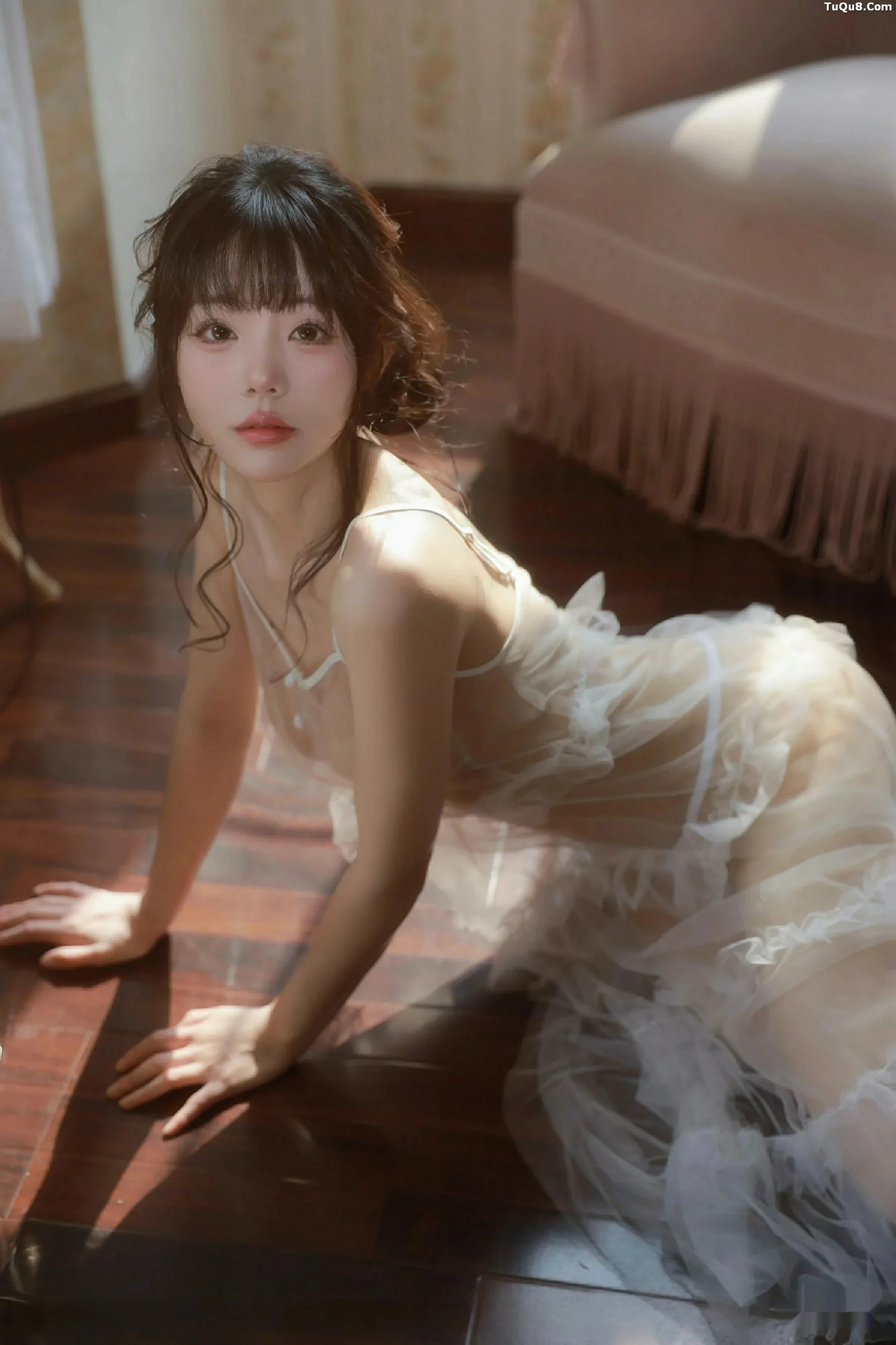 [XiuRen]高清写真图 2025.09.24 No.10799 佘贝拉Bella 连衣短裙-套图网