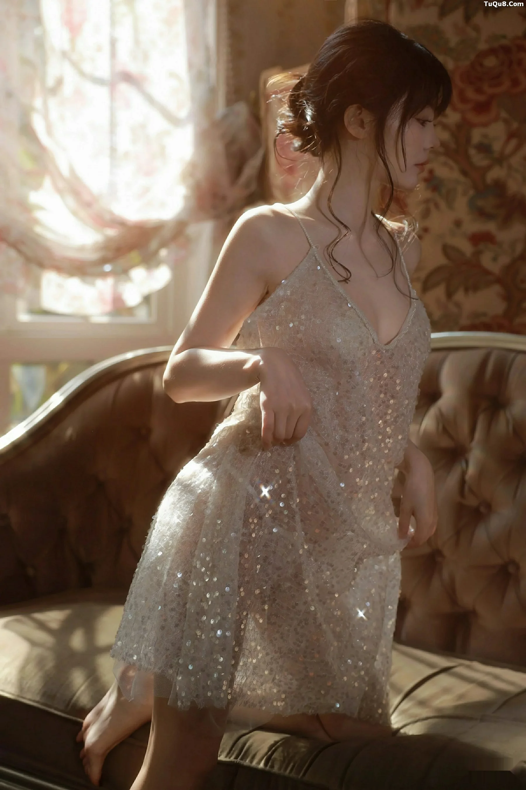 佘贝拉  [XiuRen]高清写真图 2025.09.24 No.10799 佘贝拉Bella 连衣短裙第8张图片