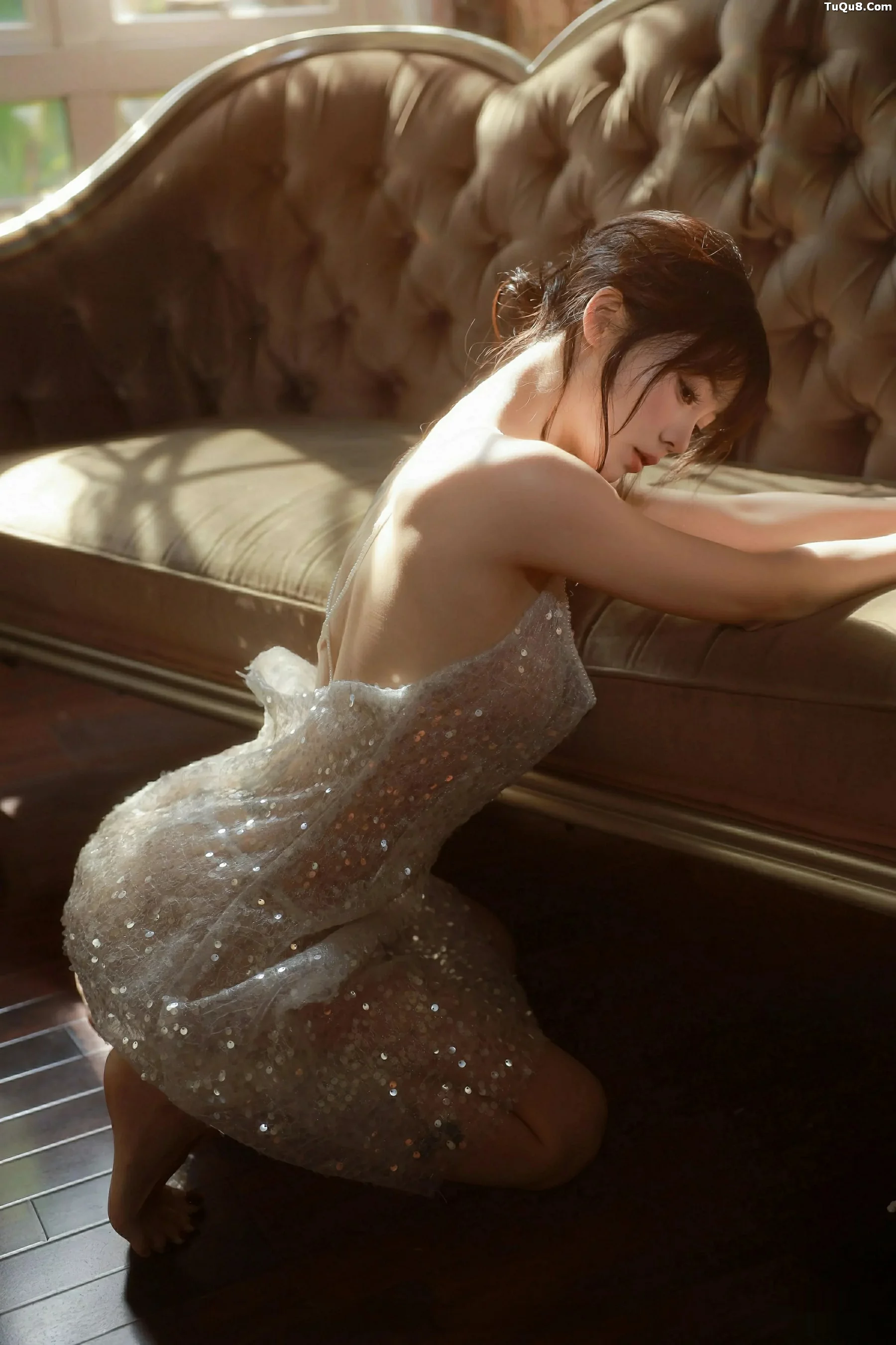 佘贝拉  [XiuRen]高清写真图 2025.09.24 No.10799 佘贝拉Bella 连衣短裙第9张图片