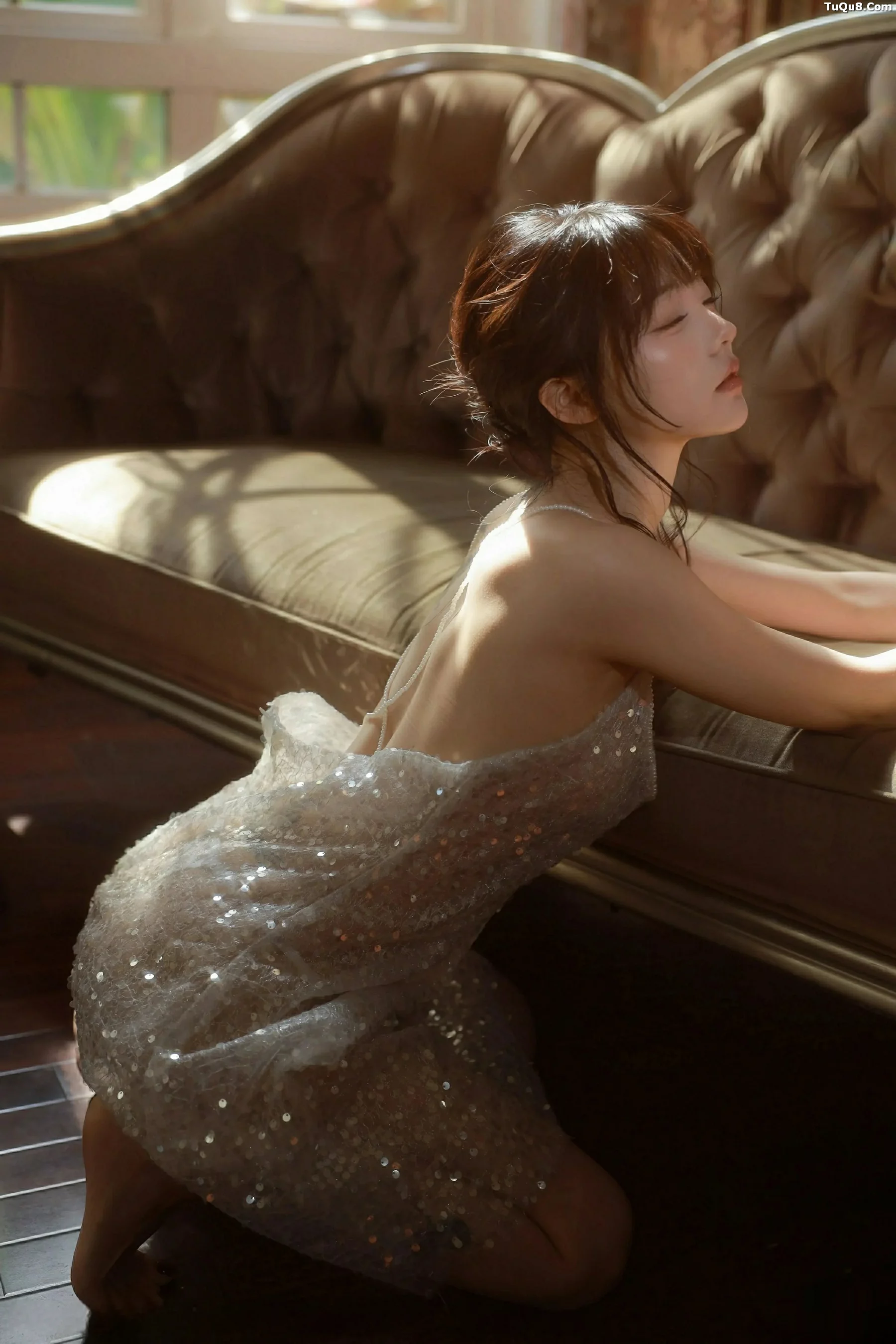 佘贝拉  [XiuRen]高清写真图 2025.09.24 No.10799 佘贝拉Bella 连衣短裙第10张图片