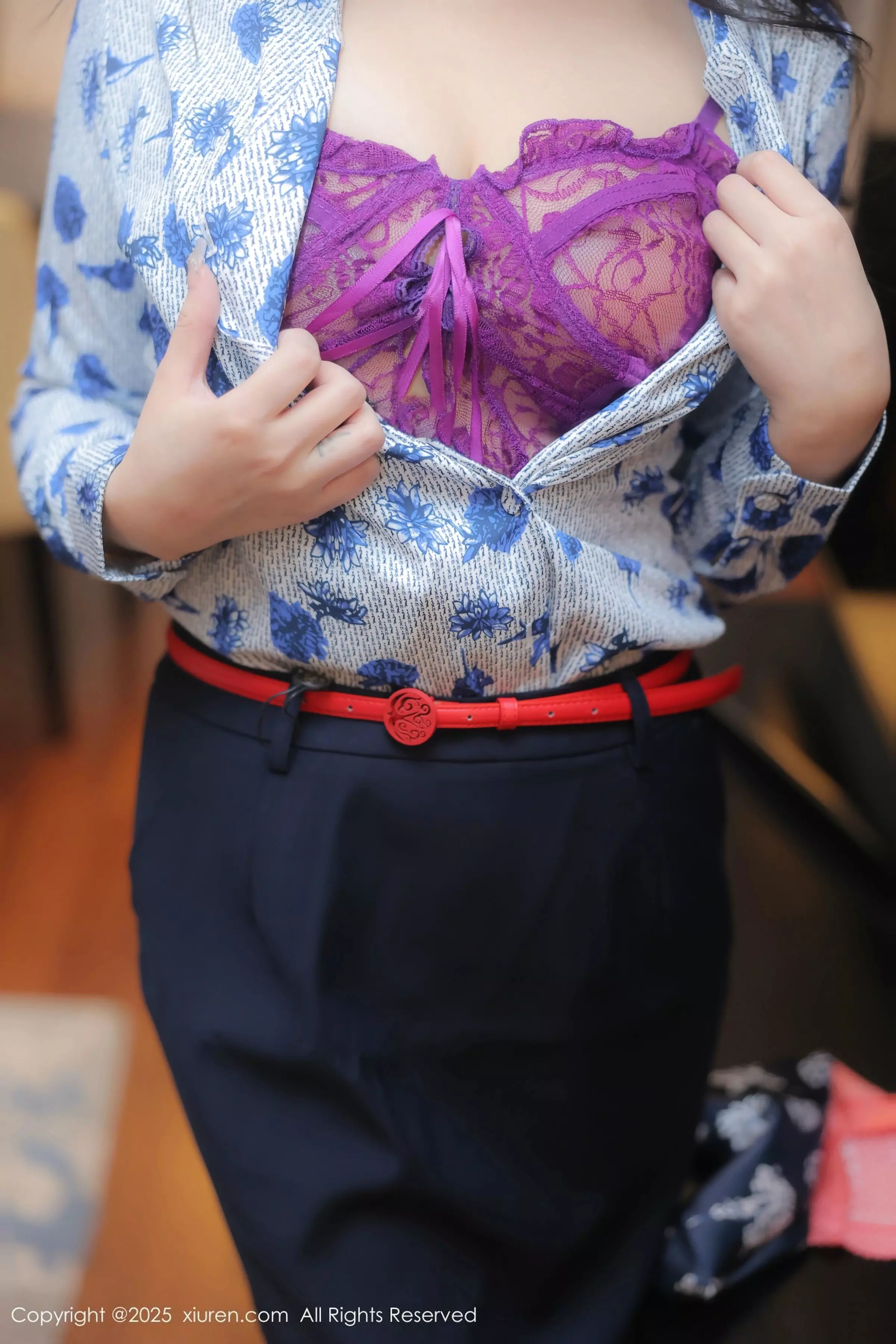 希雅  [XiuRen]高清写真图 2025.03.19 No.10041 希雅sia 丝袜美腿第7张图片