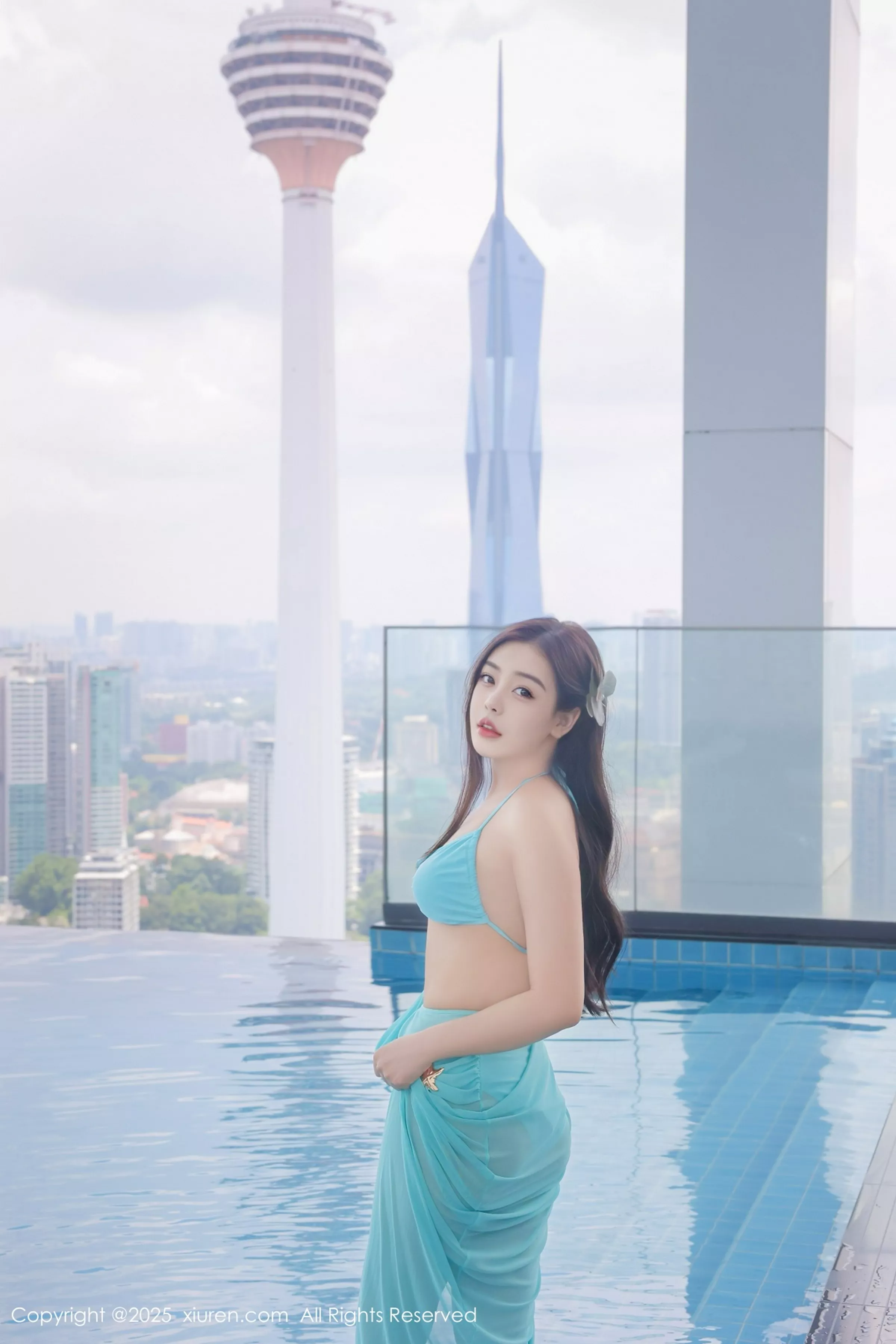 希雅  [XiuRen]高清写真图 2025.04.23 No.10187 希雅sia 蓝色泳衣第4张图片