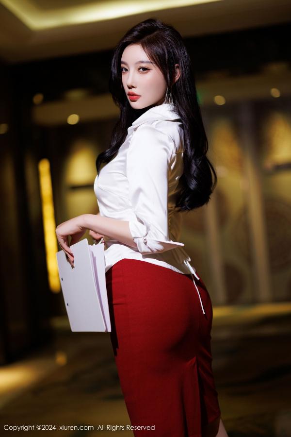 杨晨晨 sugar小甜心CC [XiuRen]高清写真图 2024.12.06 No.9565 杨晨晨Yome OL美腿第3张图片