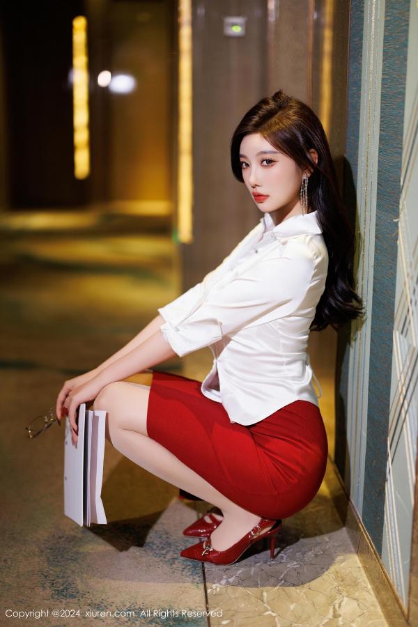 杨晨晨 sugar小甜心CC [XiuRen]高清写真图 2024.12.06 No.9565 杨晨晨Yome OL美腿第5张图片