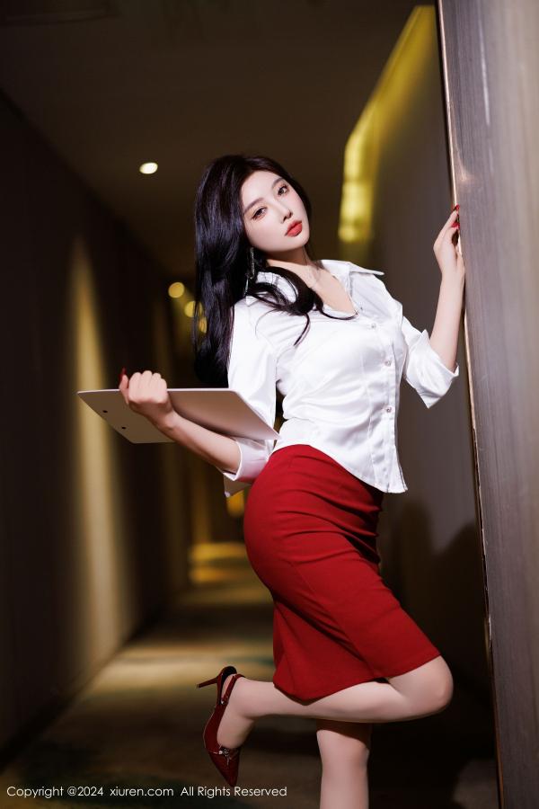 杨晨晨 sugar小甜心CC [XiuRen]高清写真图 2024.12.06 No.9565 杨晨晨Yome OL美腿第7张图片