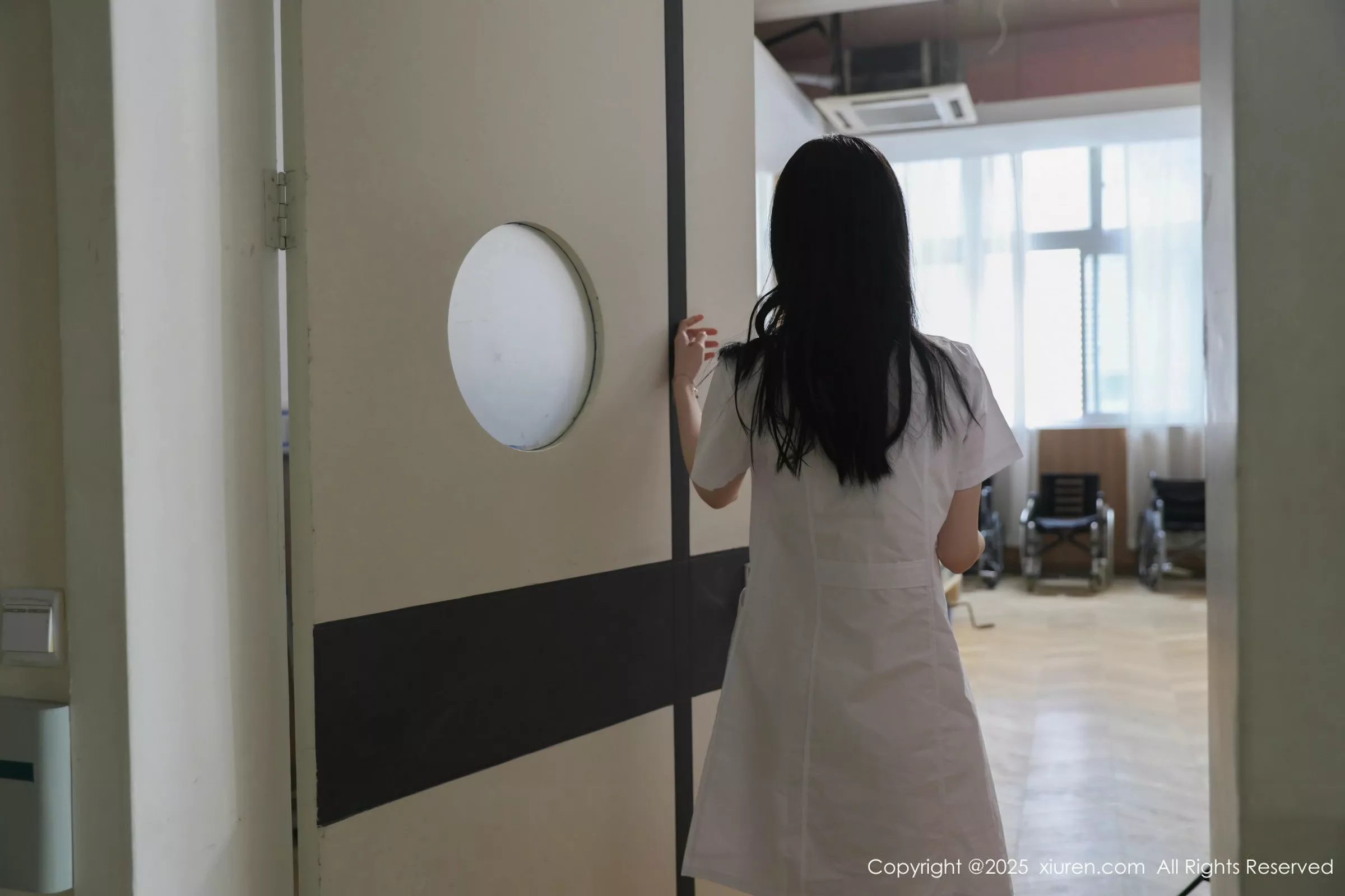 Carina Lee Carina布丁 [XiuRen]高清写真图 2025.05.09 No.10256 布丁wow 白色制服第4张图片