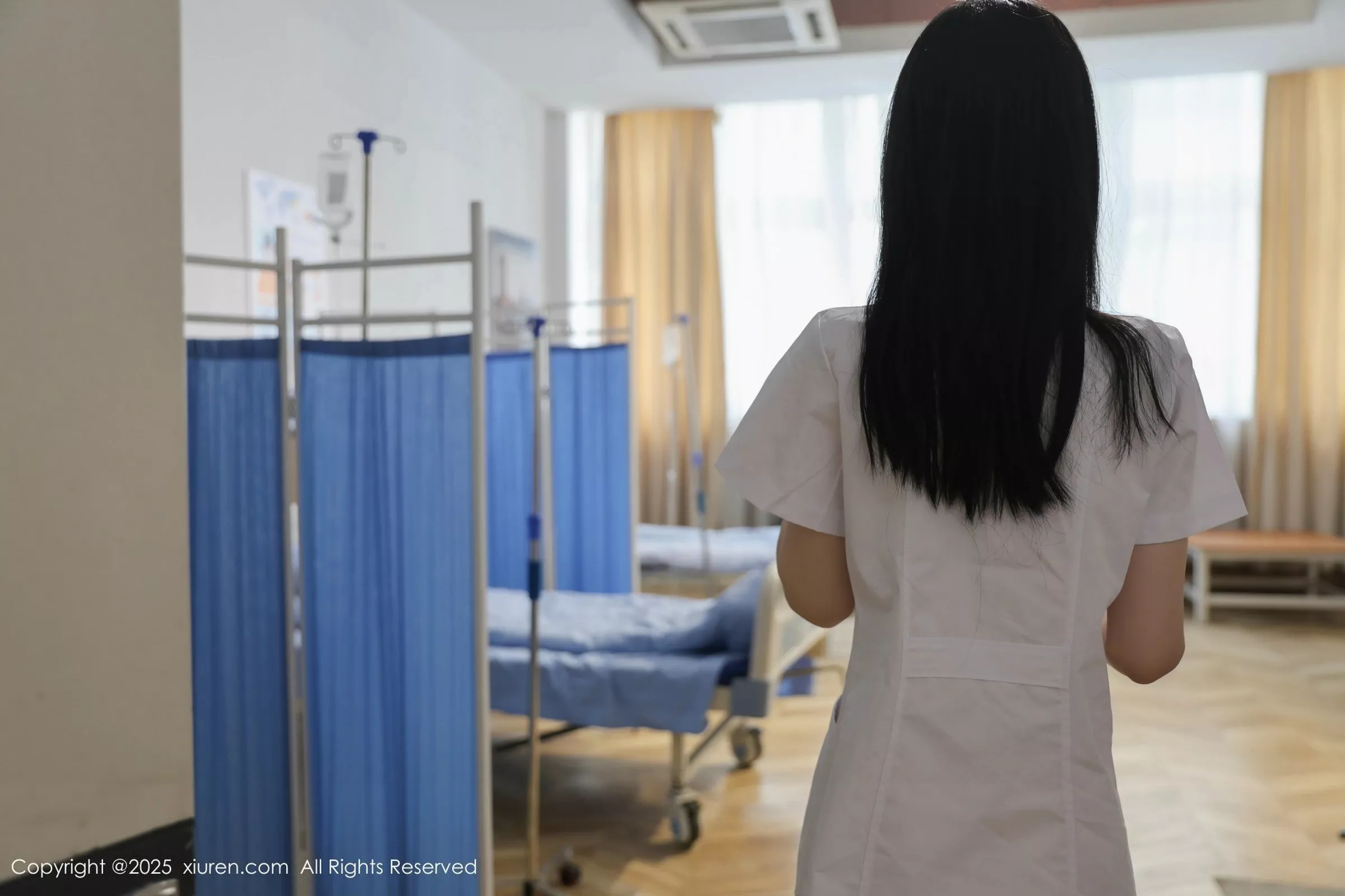 Carina Lee Carina布丁 [XiuRen]高清写真图 2025.05.09 No.10256 布丁wow 白色制服第5张图片