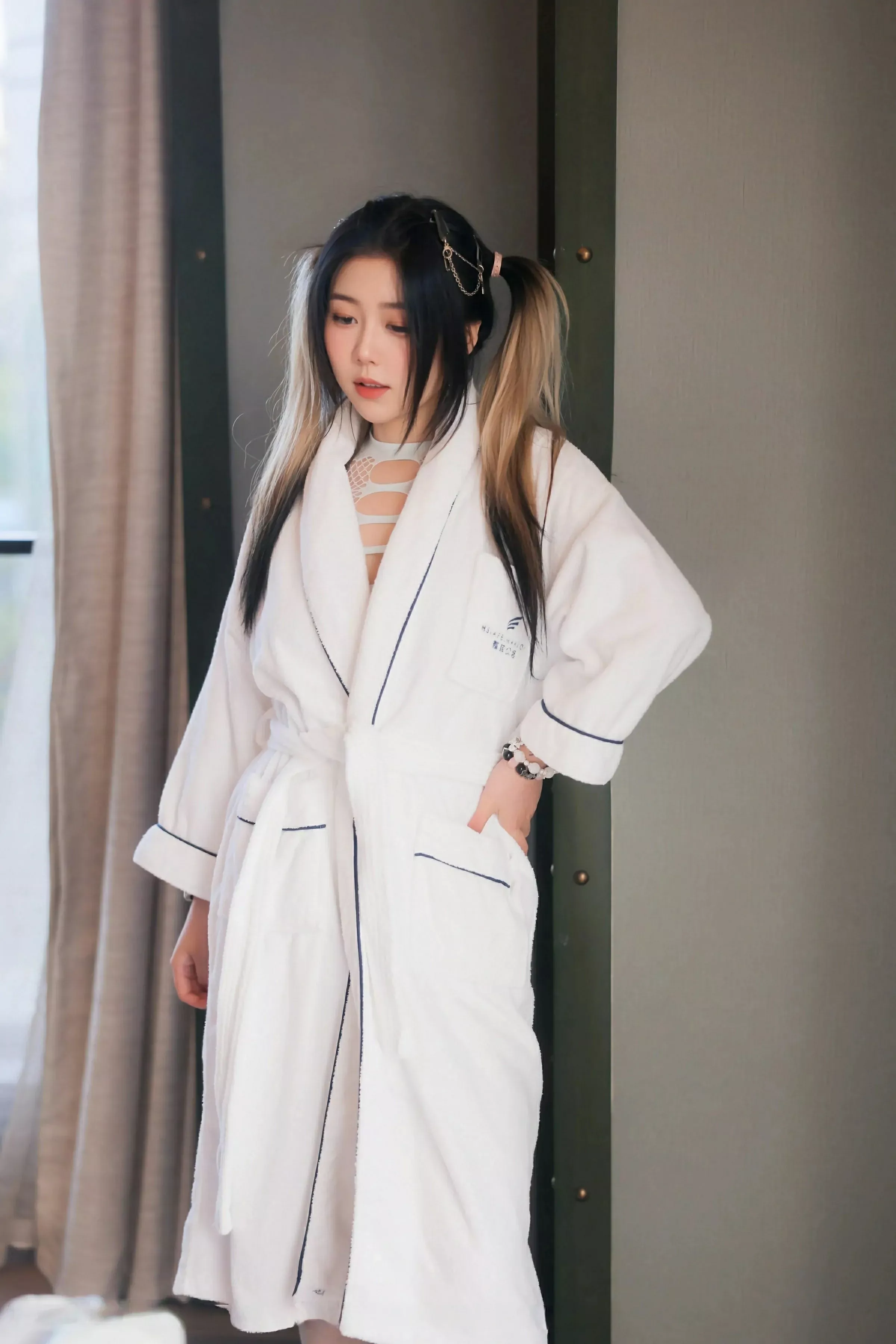 [XiuRen]高清写真图 2025.06.11 No.10394 诺诺Hsu 白色浴袍-秀人网