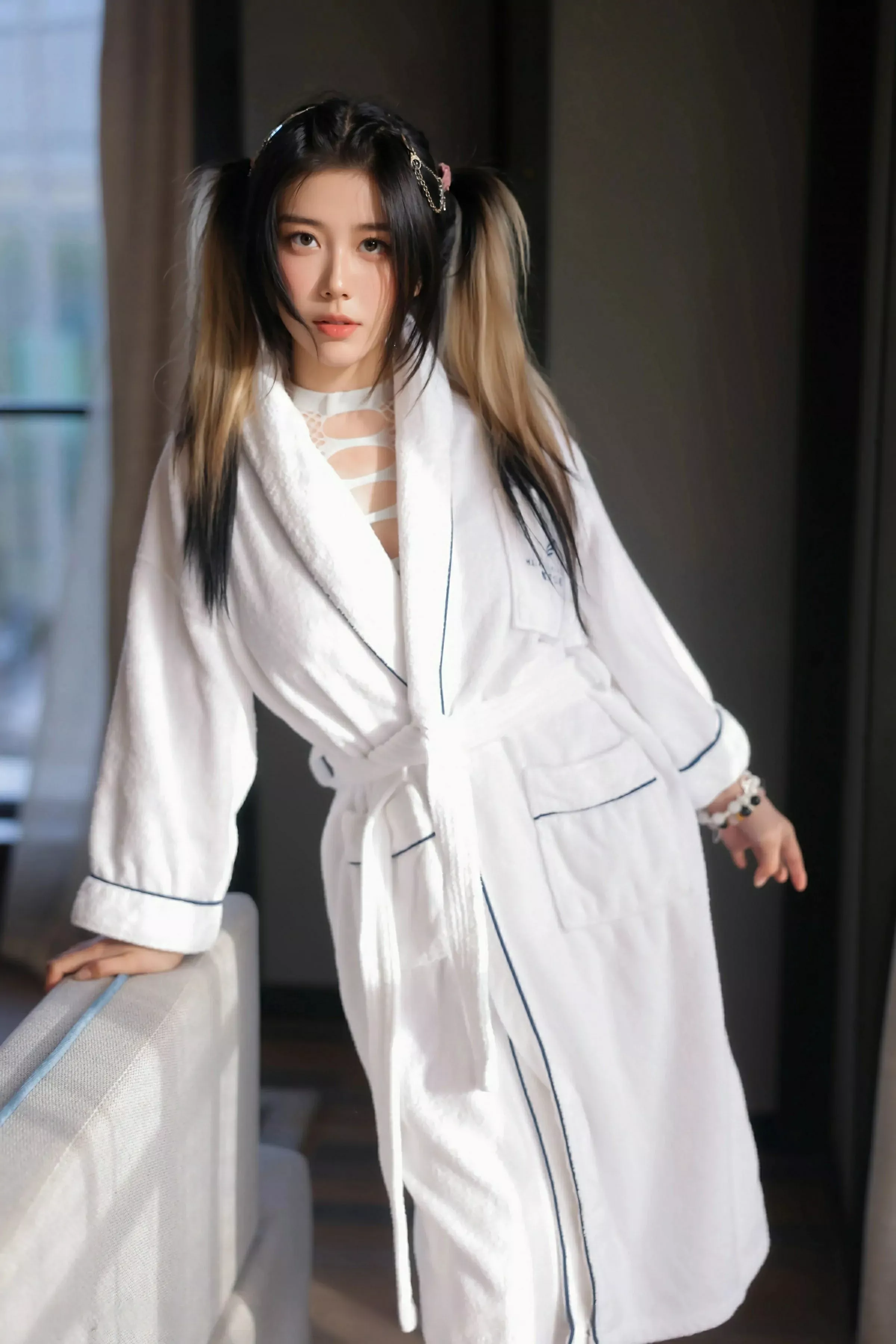 王女郎 Anglica Wang [XiuRen]高清写真图 2025.06.11 No.10394 诺诺Hsu 白色浴袍第3张图片